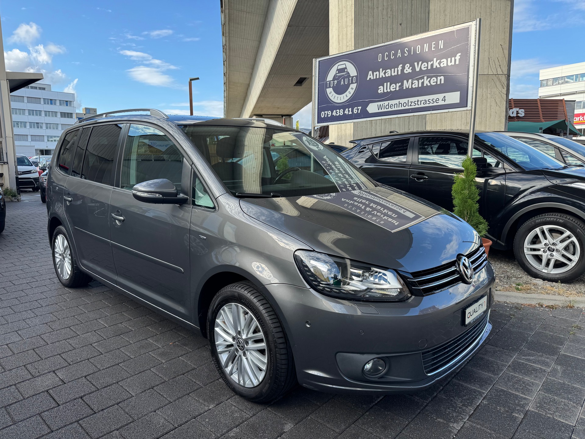 VW Touran 2.0 TDI BlueMotion Technology Design DSG-image-0