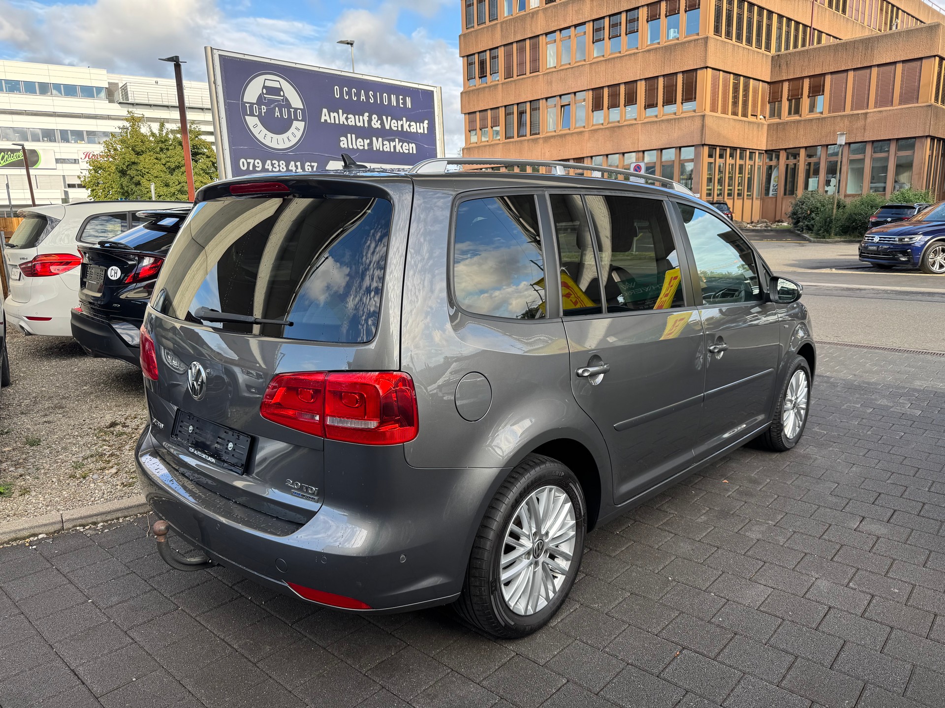VW Touran 2.0 TDI BlueMotion Technology Design DSG-image-1