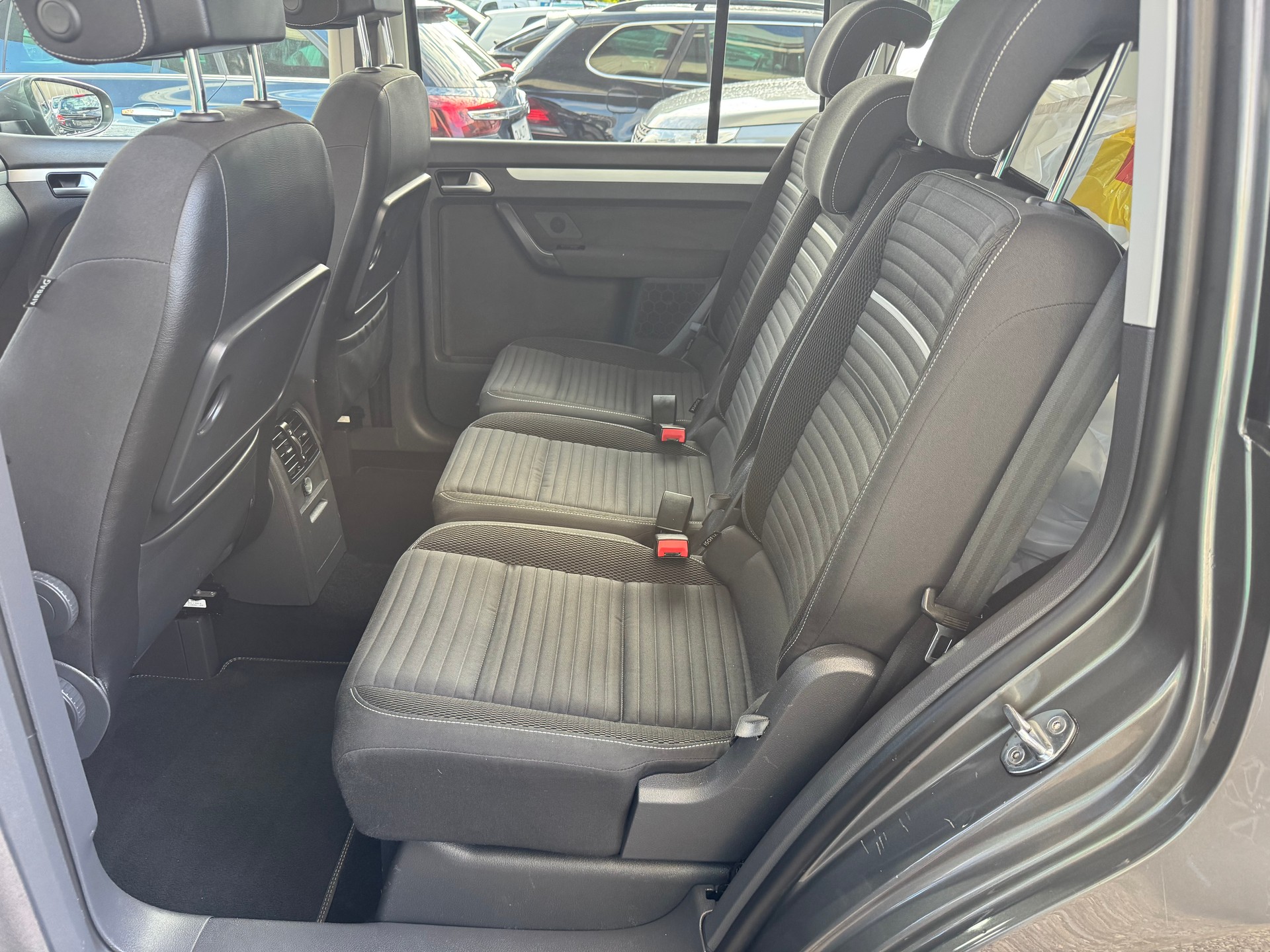 VW Touran 2.0 TDI BlueMotion Technology Design DSG-image-5