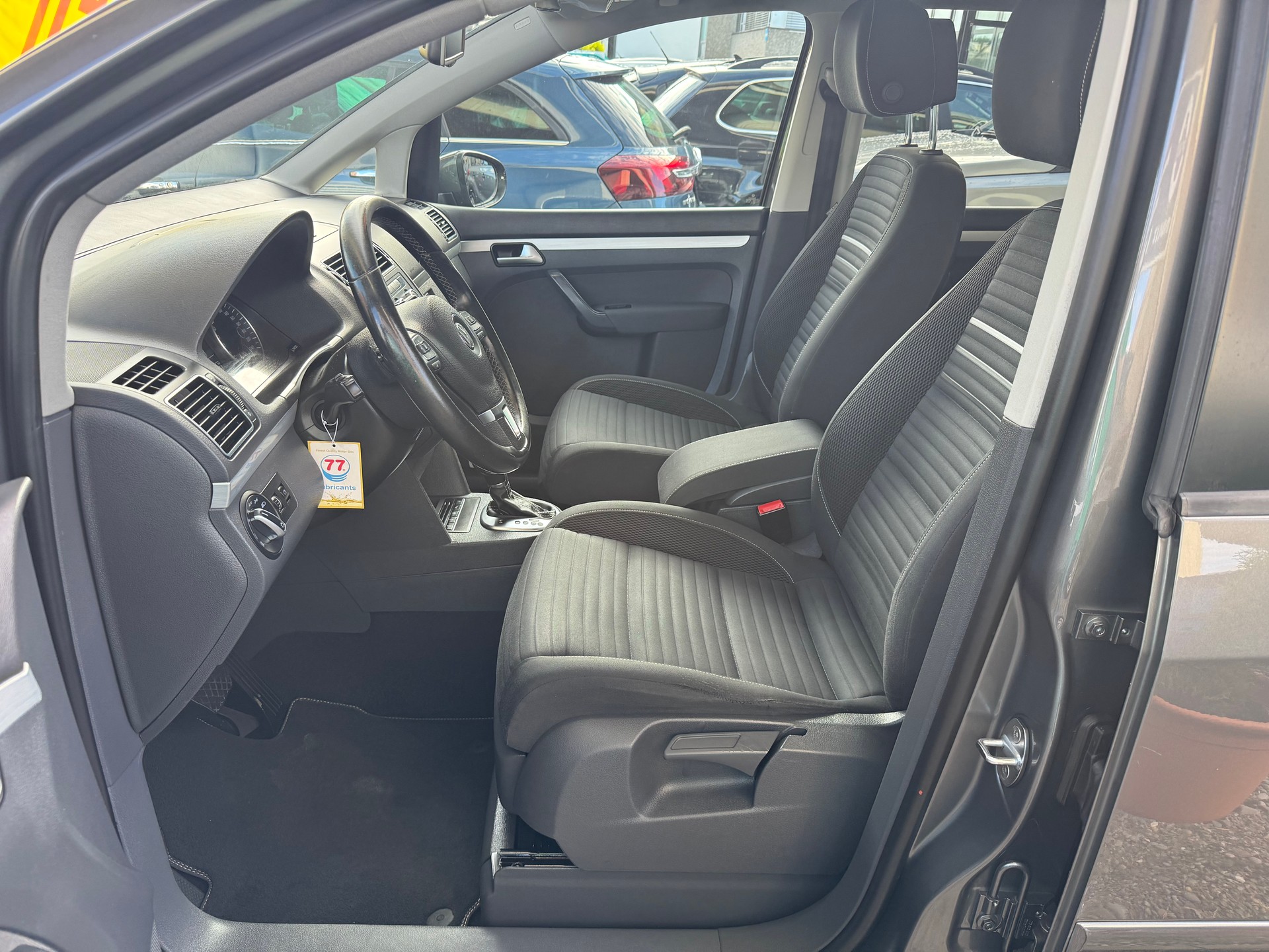 VW Touran 2.0 TDI BlueMotion Technology Design DSG-image-4
