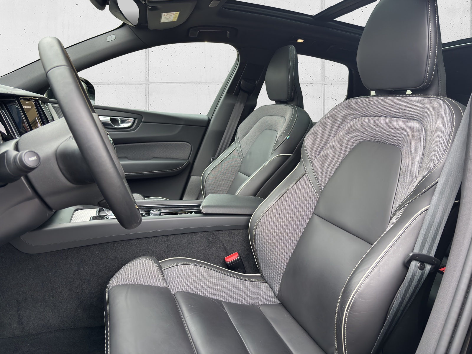VOLVO XC60 B5 Benzin Mild Hybrid AWD Ultra Dark Geartronic mit AHK, Panorama-Ausstell-/Schiebedach & fortl. Werksgarantie 5 Jahre-image-28