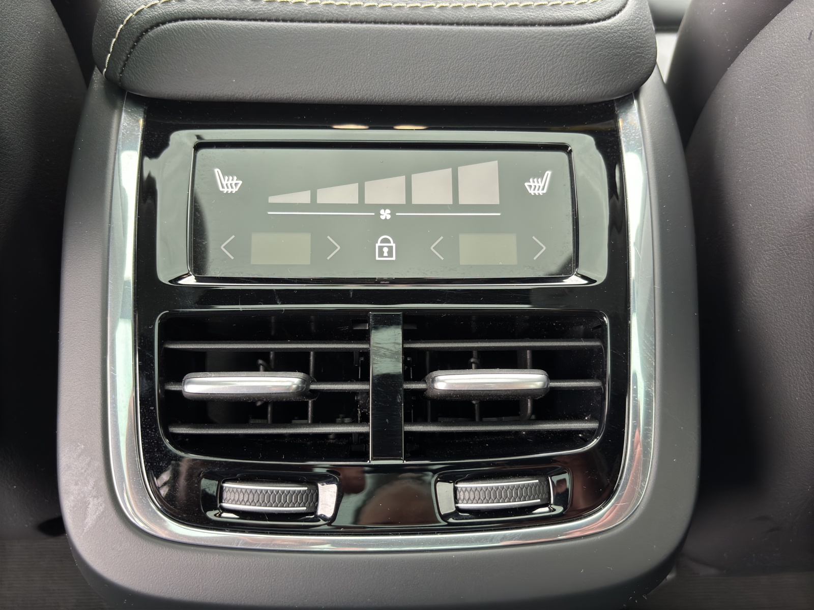 VOLVO XC60 B5 Benzin Mild Hybrid AWD Ultra Dark Geartronic mit AHK, Panorama-Ausstell-/Schiebedach & fortl. Werksgarantie 5 Jahre-image-30