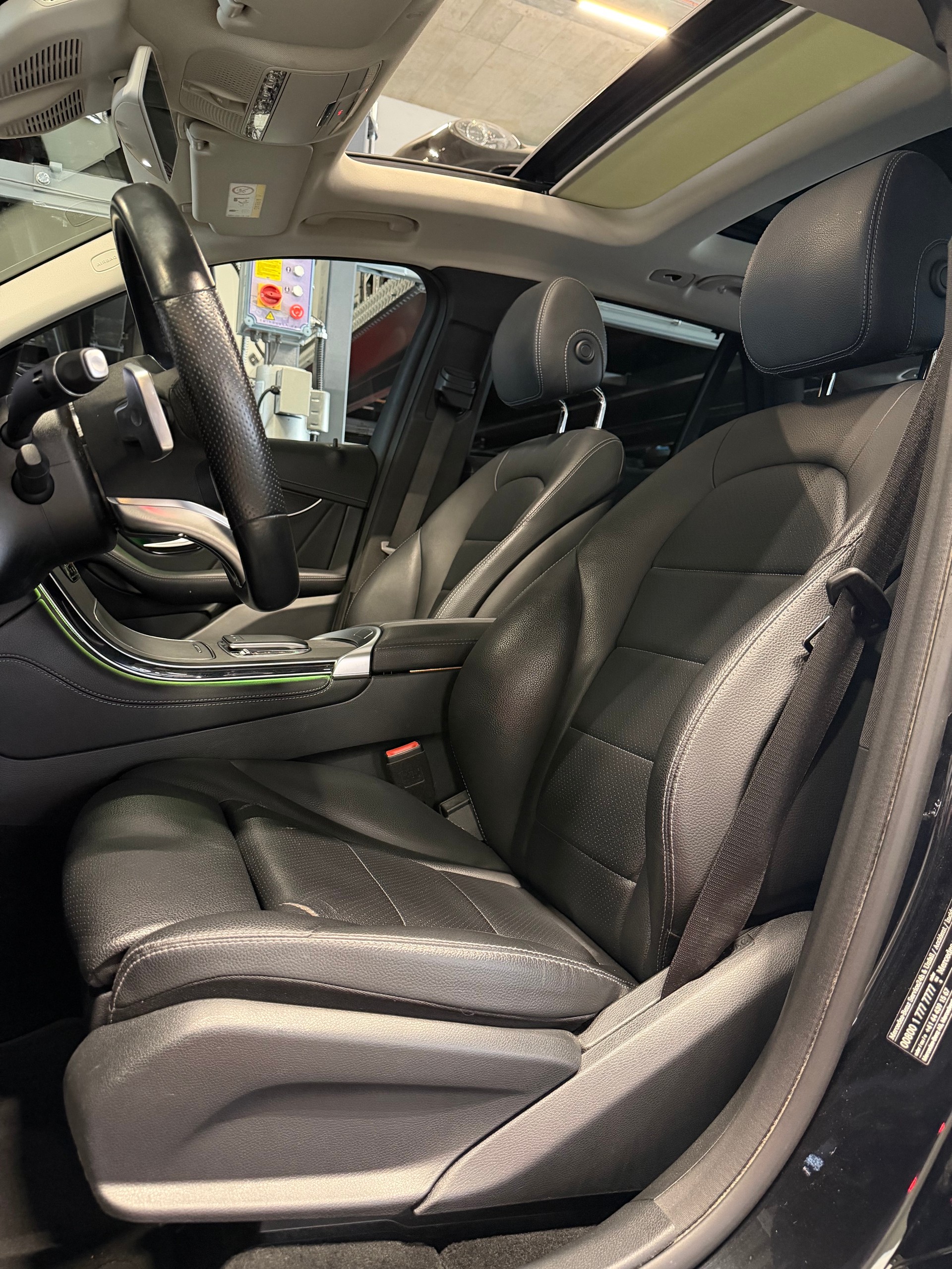 MERCEDES-BENZ GLC 200 AMG Line 4Matic 9G-Tronic-image-8