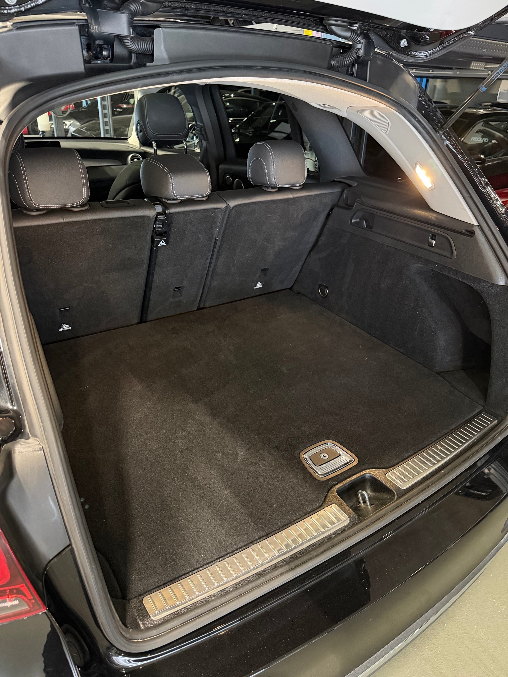 MERCEDES-BENZ GLC 200 AMG Line 4Matic 9G-Tronic-image-13