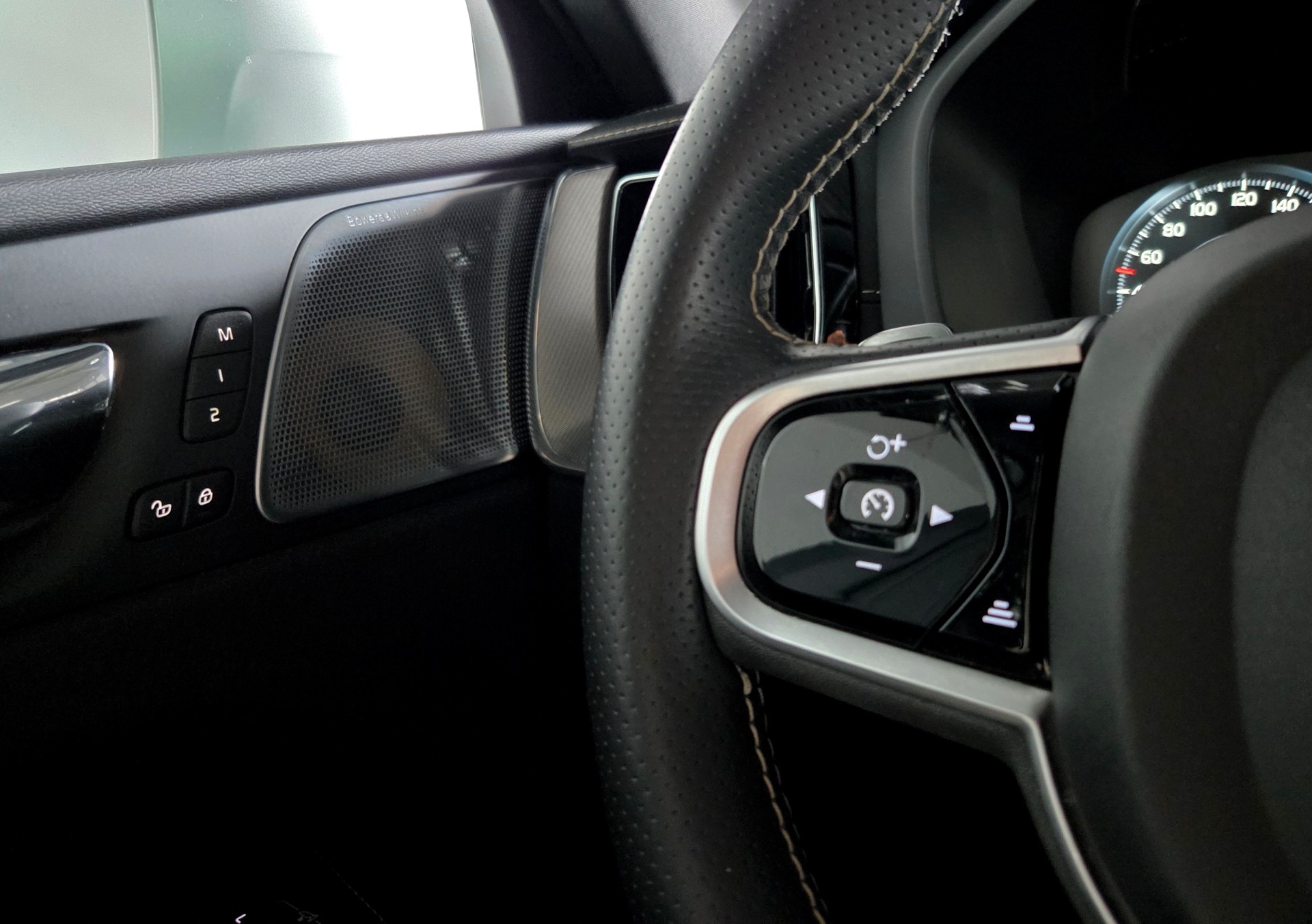 VOLVO XC60 2.0 T8 TE R-Design eAWD-image-16