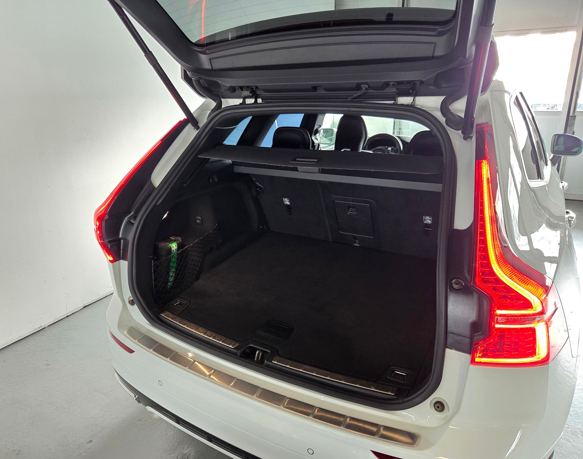 VOLVO XC60 2.0 T8 TE R-Design eAWD-image-24