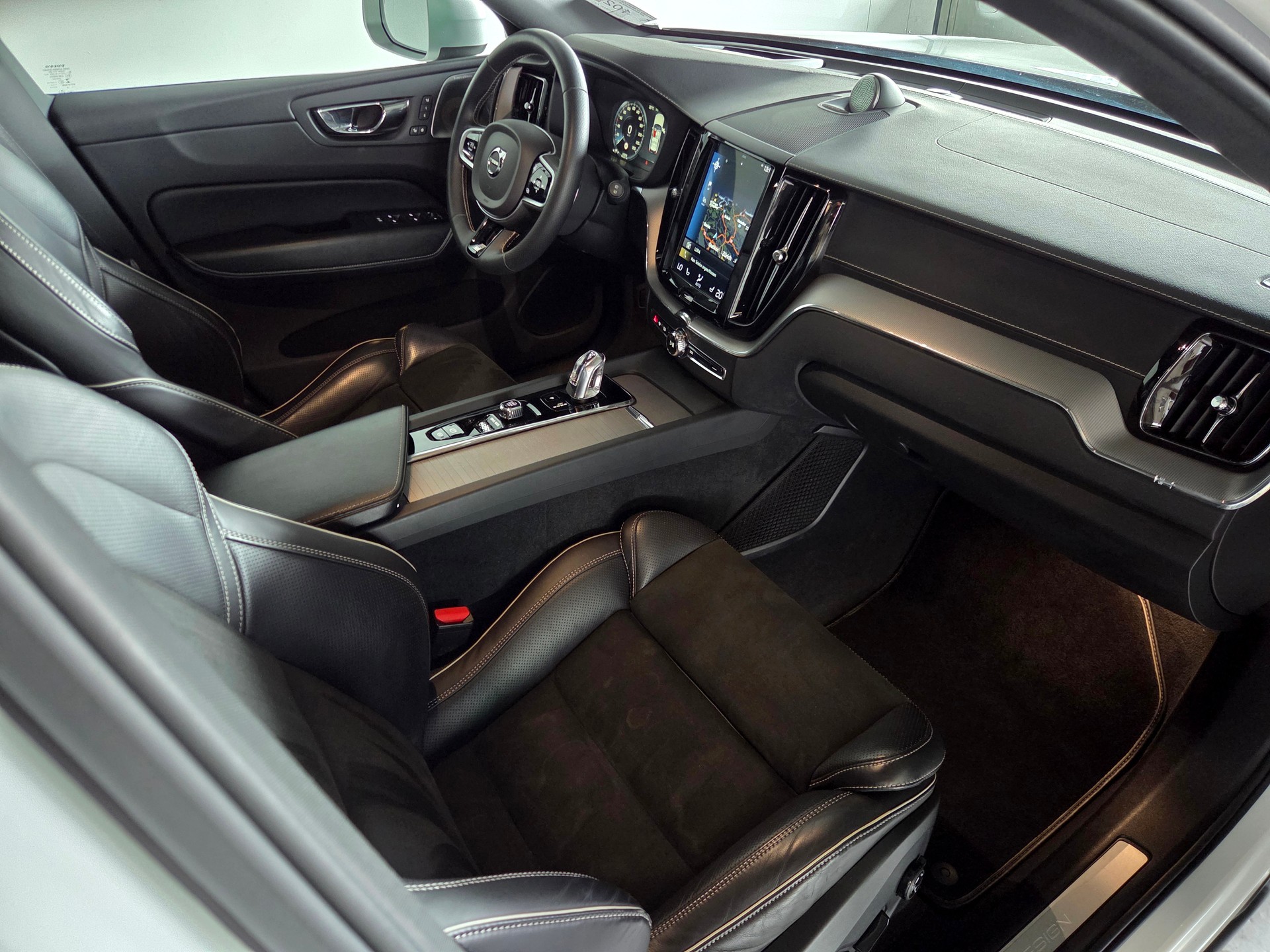 VOLVO XC60 2.0 T8 TE R-Design eAWD-image-22