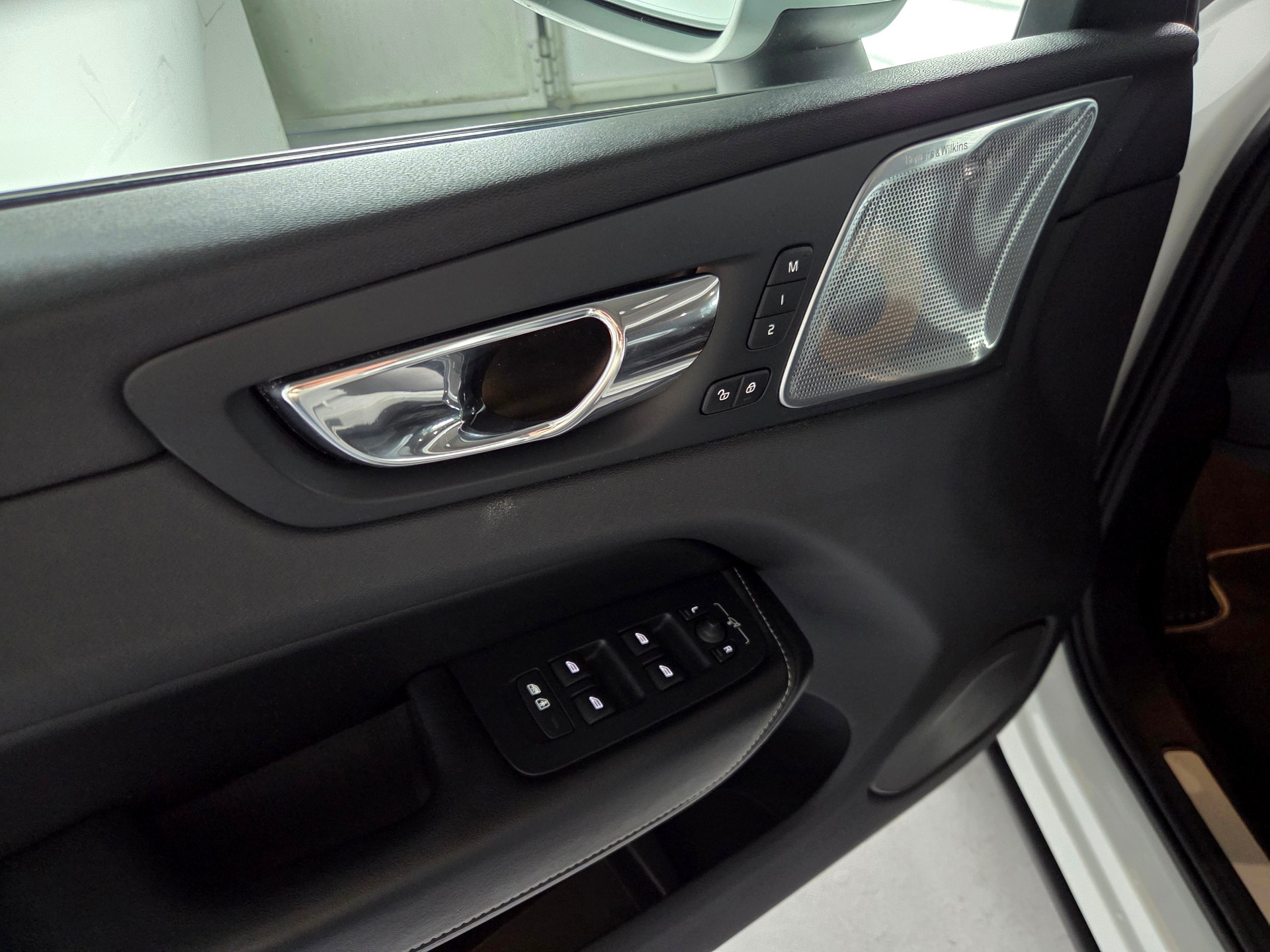 VOLVO XC60 2.0 T8 TE R-Design eAWD-image-19