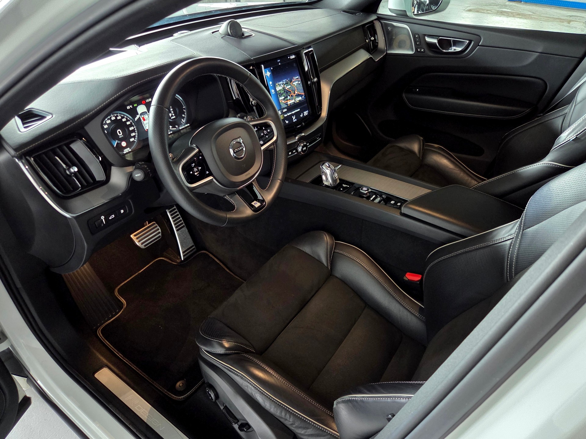 VOLVO XC60 2.0 T8 TE R-Design eAWD-image-14