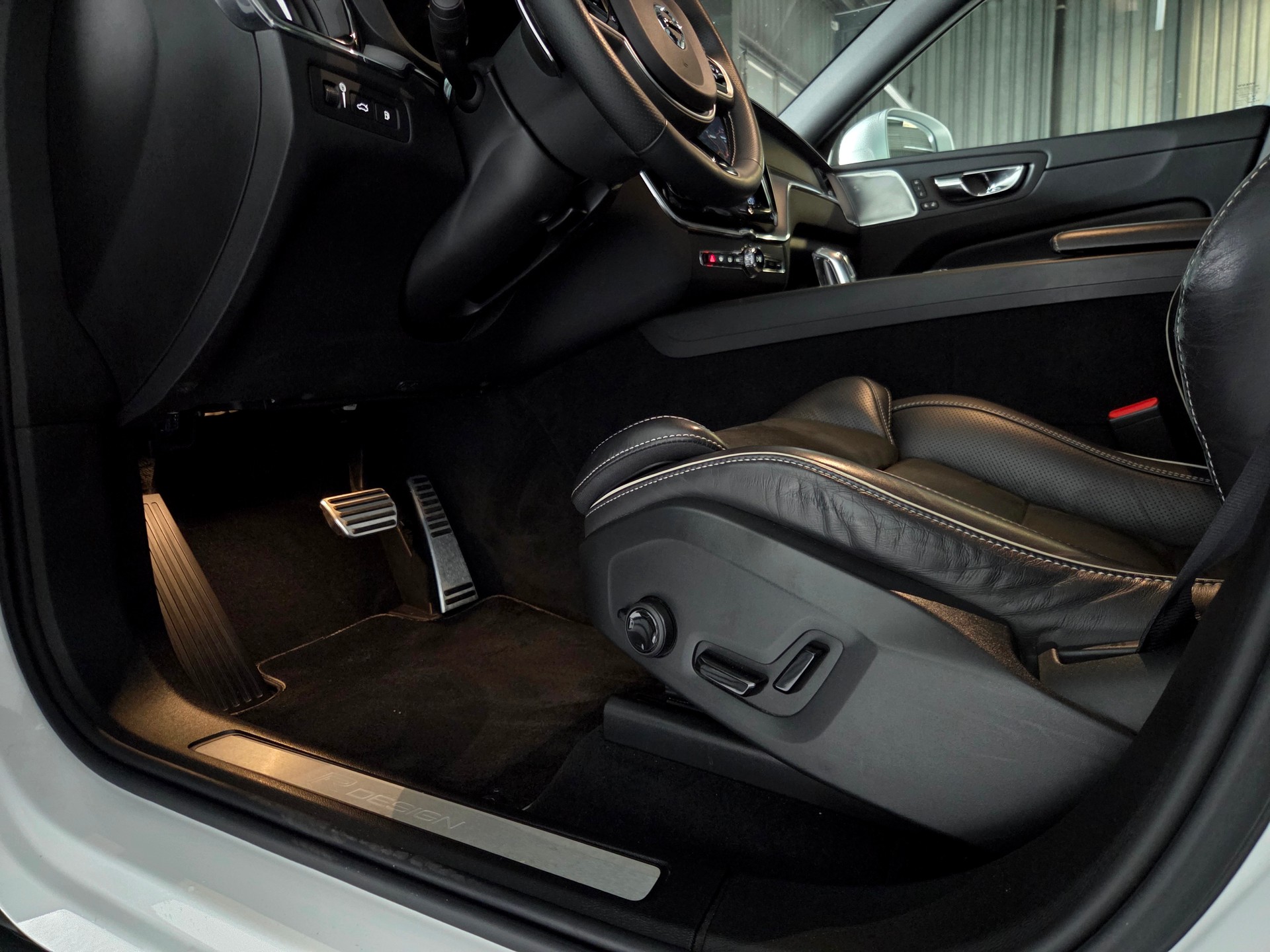 VOLVO XC60 2.0 T8 TE R-Design eAWD-image-18