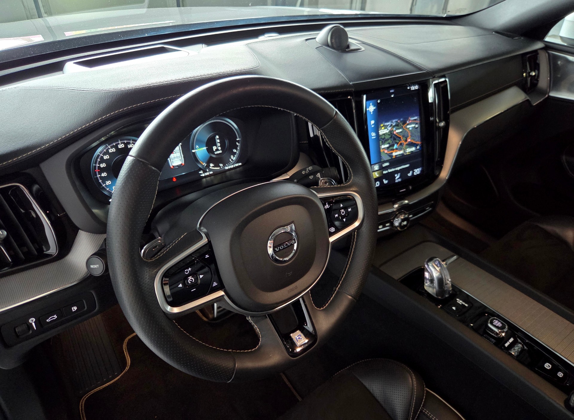 VOLVO XC60 2.0 T8 TE R-Design eAWD-image-17