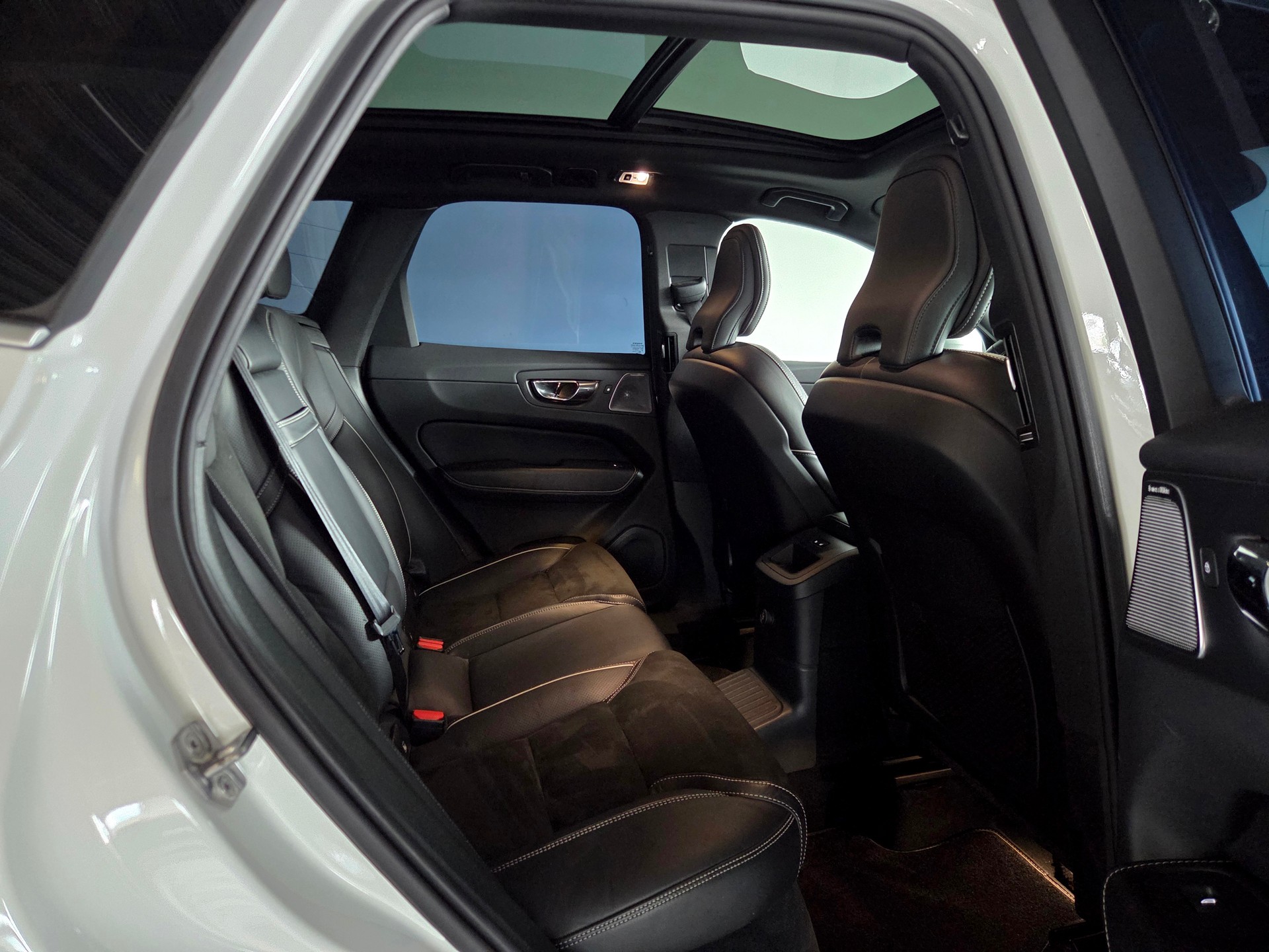 VOLVO XC60 2.0 T8 TE R-Design eAWD-image-23