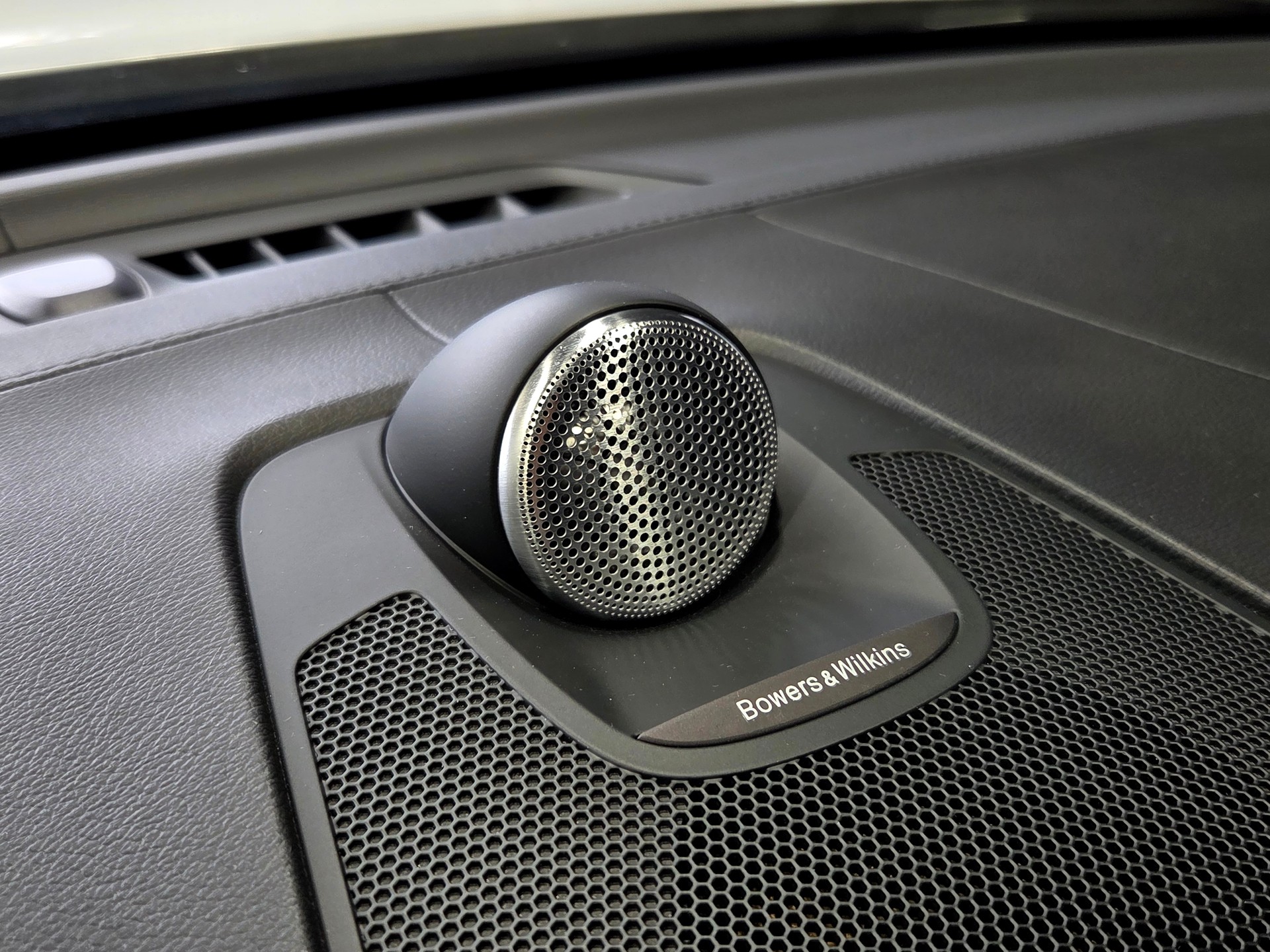 VOLVO XC60 2.0 T8 TE R-Design eAWD-image-12
