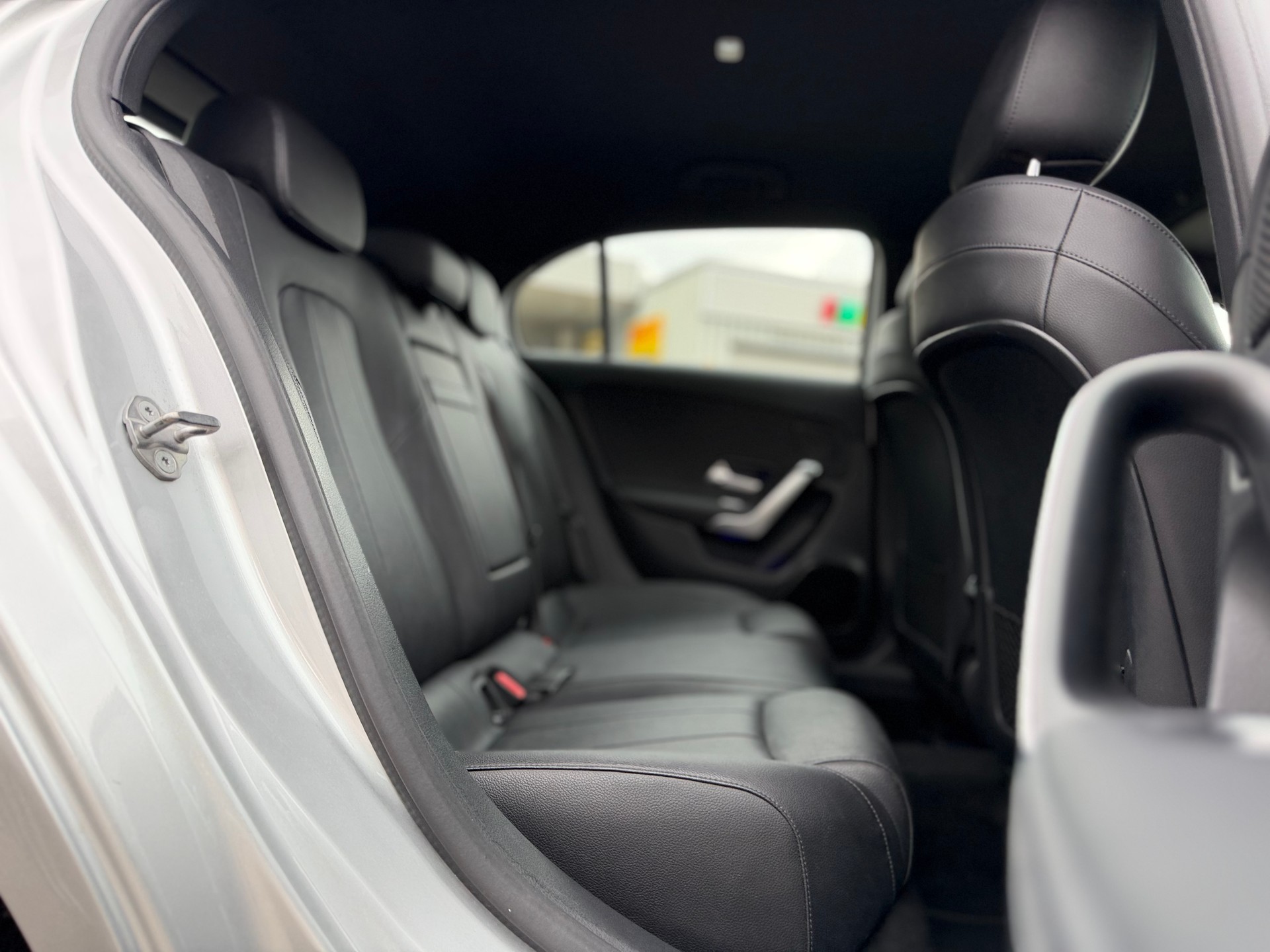 MERCEDES-BENZ A 220 Progressive 7G-DCT 4Matic-image-15