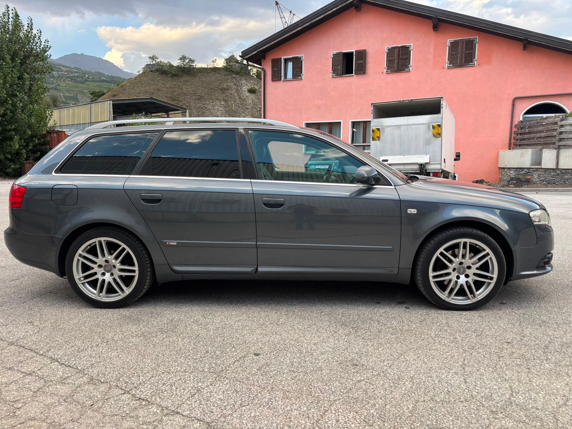 AUDI A4 Avant 2.0 TDI-image-4