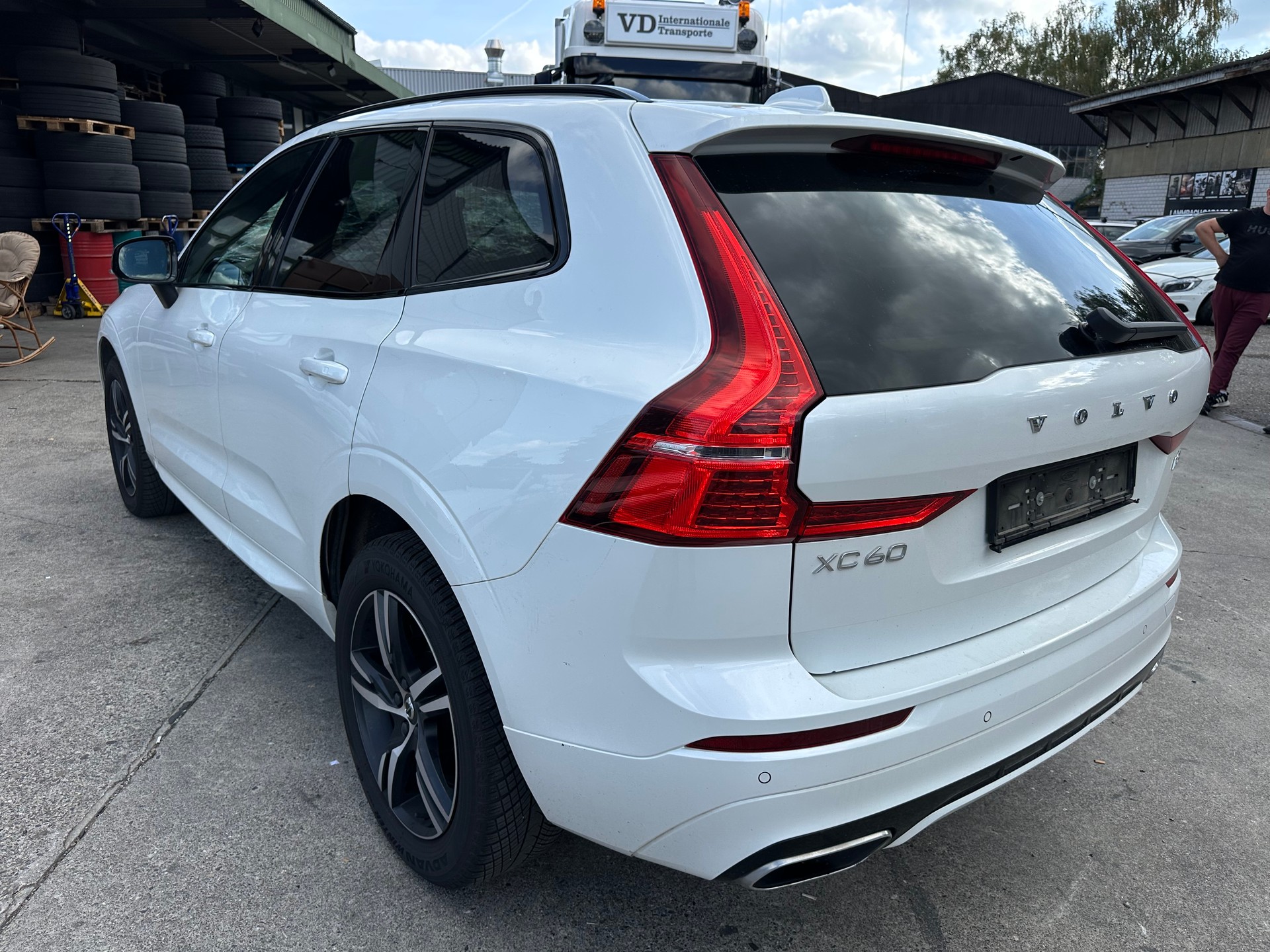 VOLVO XC60 B5 Benzin Mild Hybrid AWD R-Design Geartronic-image-7