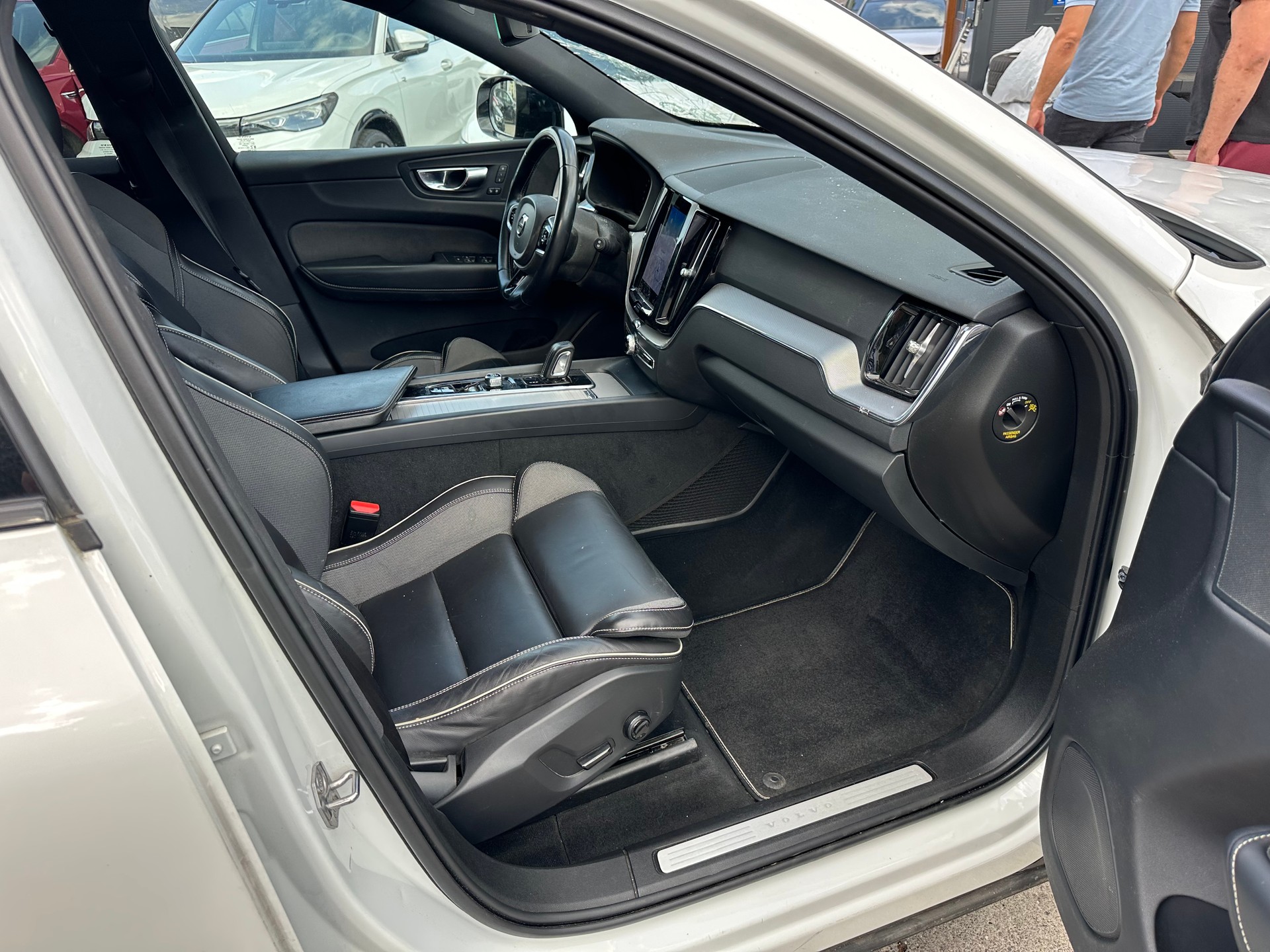 VOLVO XC60 B5 Benzin Mild Hybrid AWD R-Design Geartronic-image-14