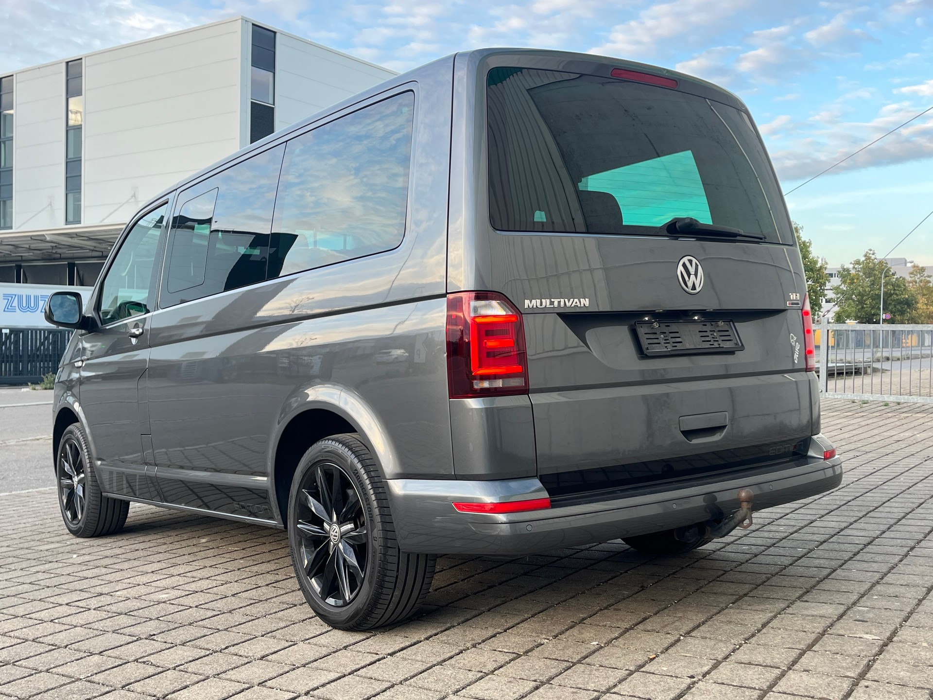 VW T6 Multivan 2.0 Bi-TDI Family Edition 4Motion DSG-image-2