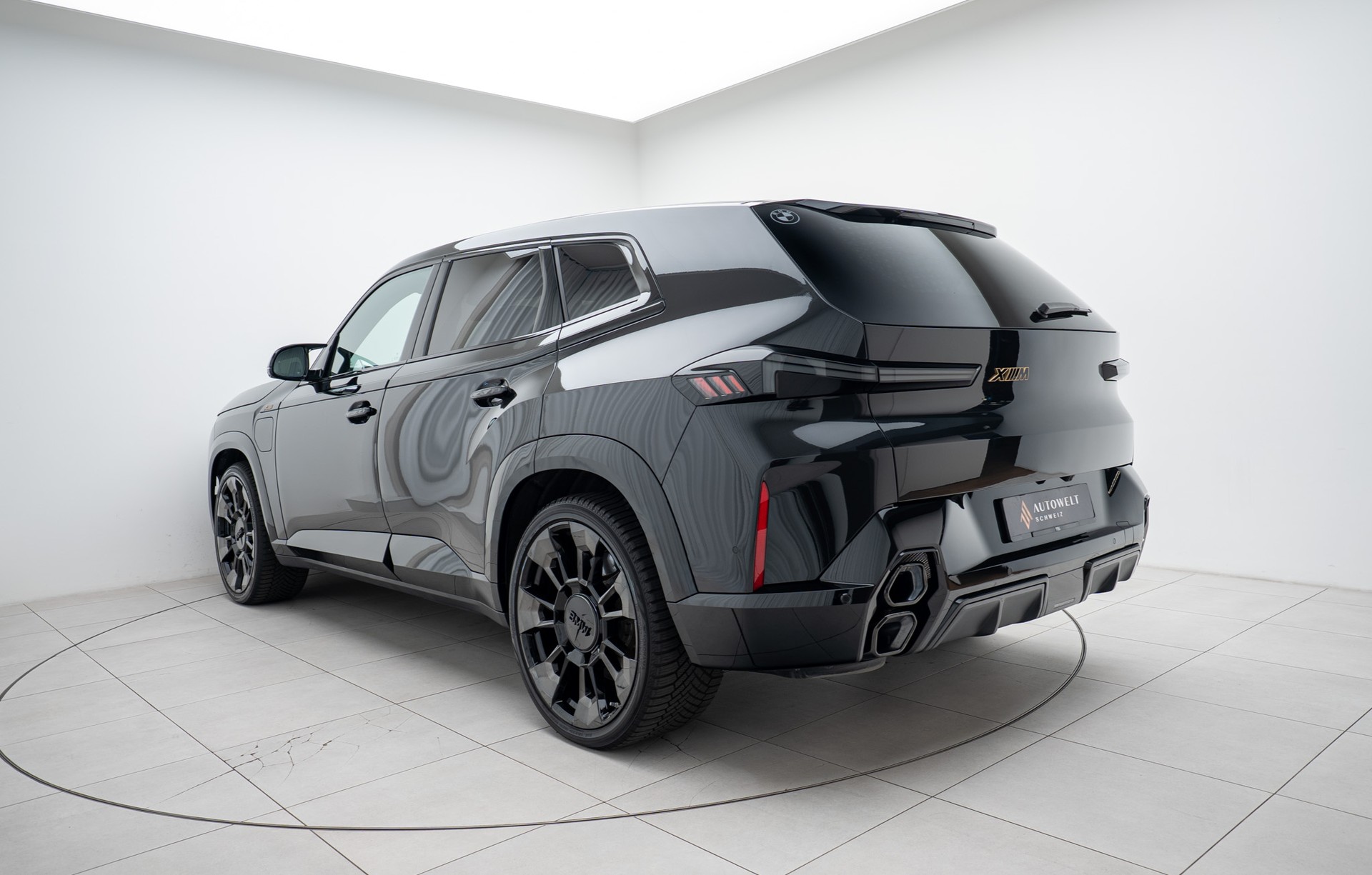 BMW XM xDrive PHEV Steptronic-image-2