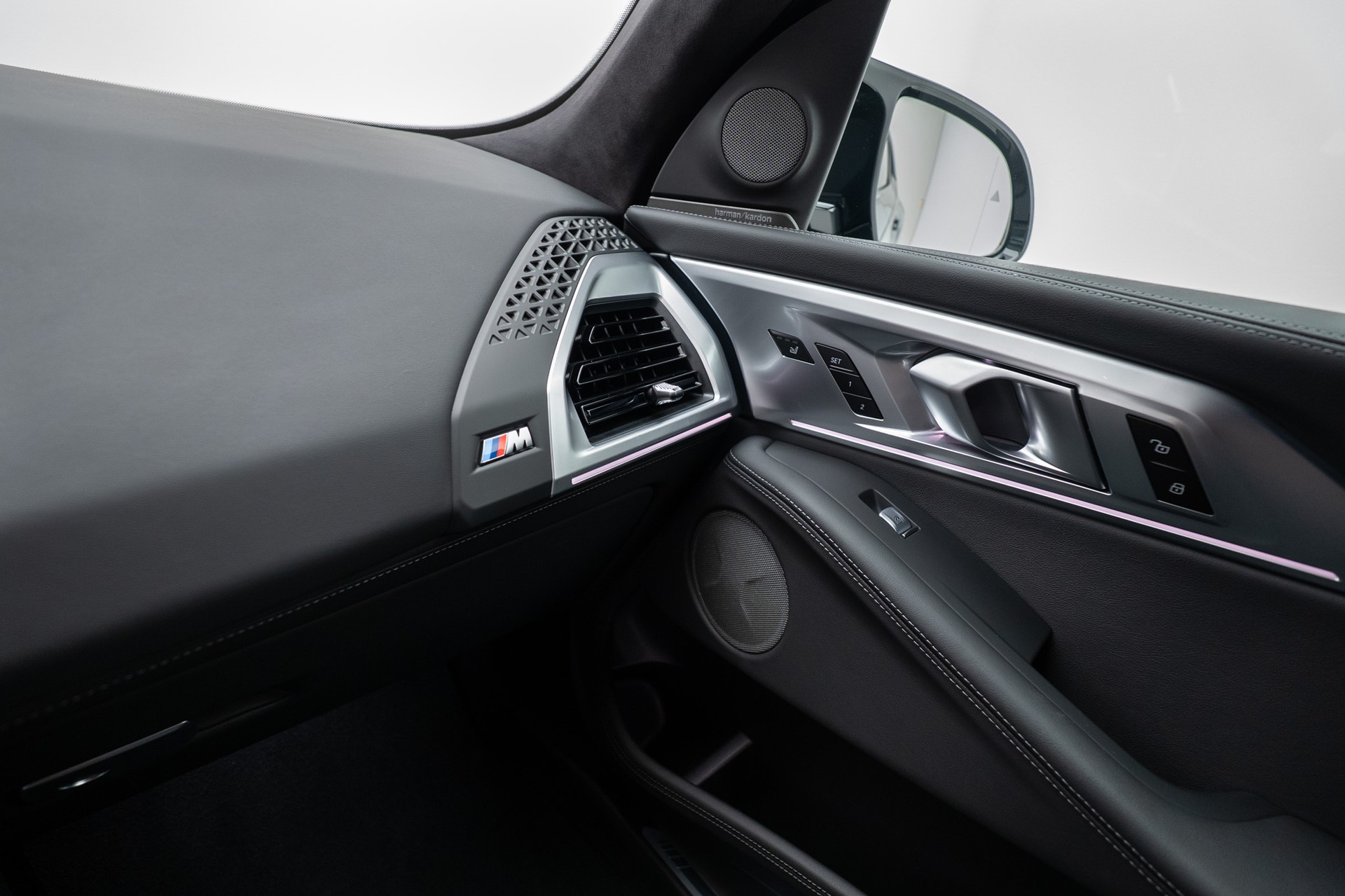 BMW XM xDrive PHEV Steptronic-image-14