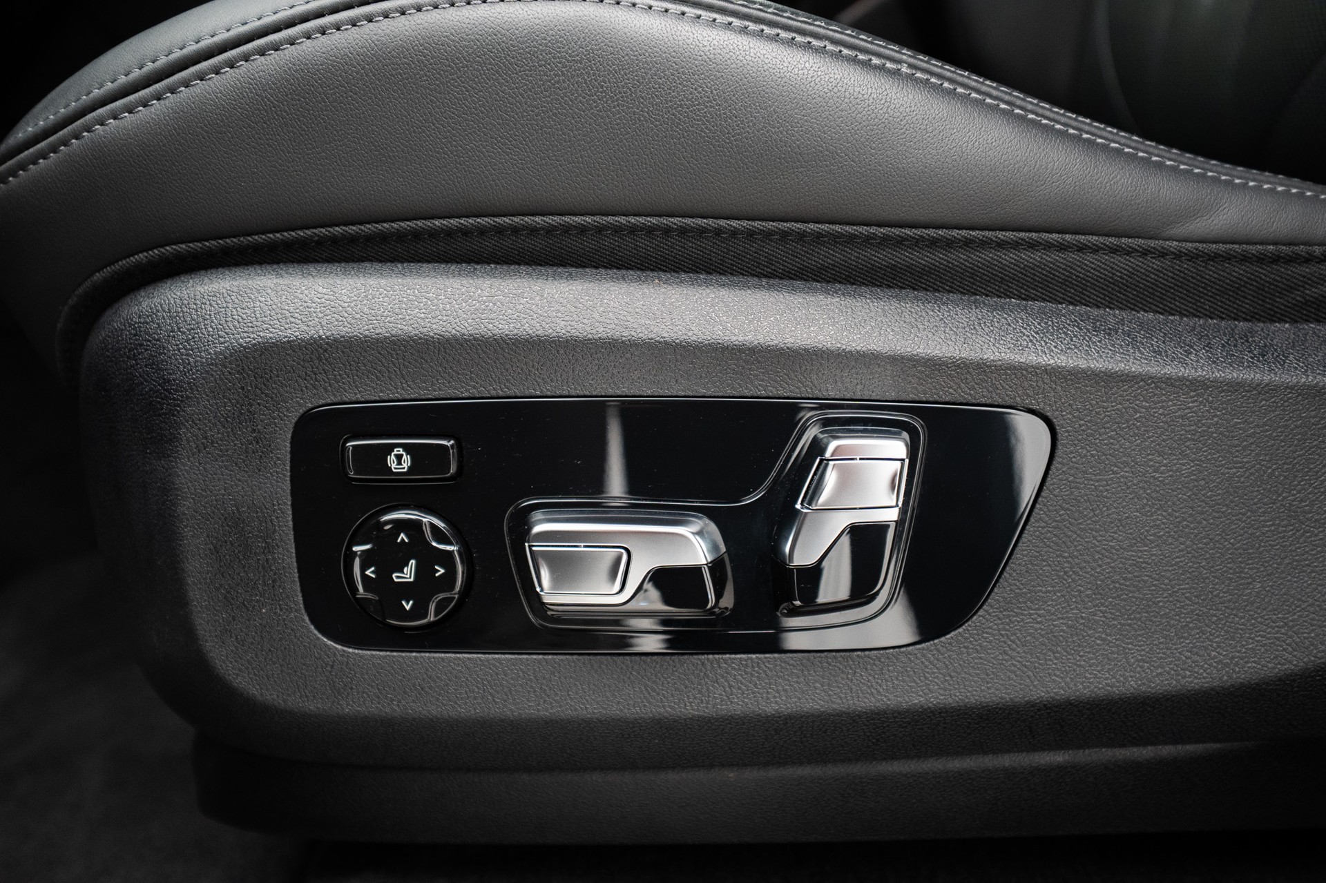 BMW XM xDrive PHEV Steptronic-image-8