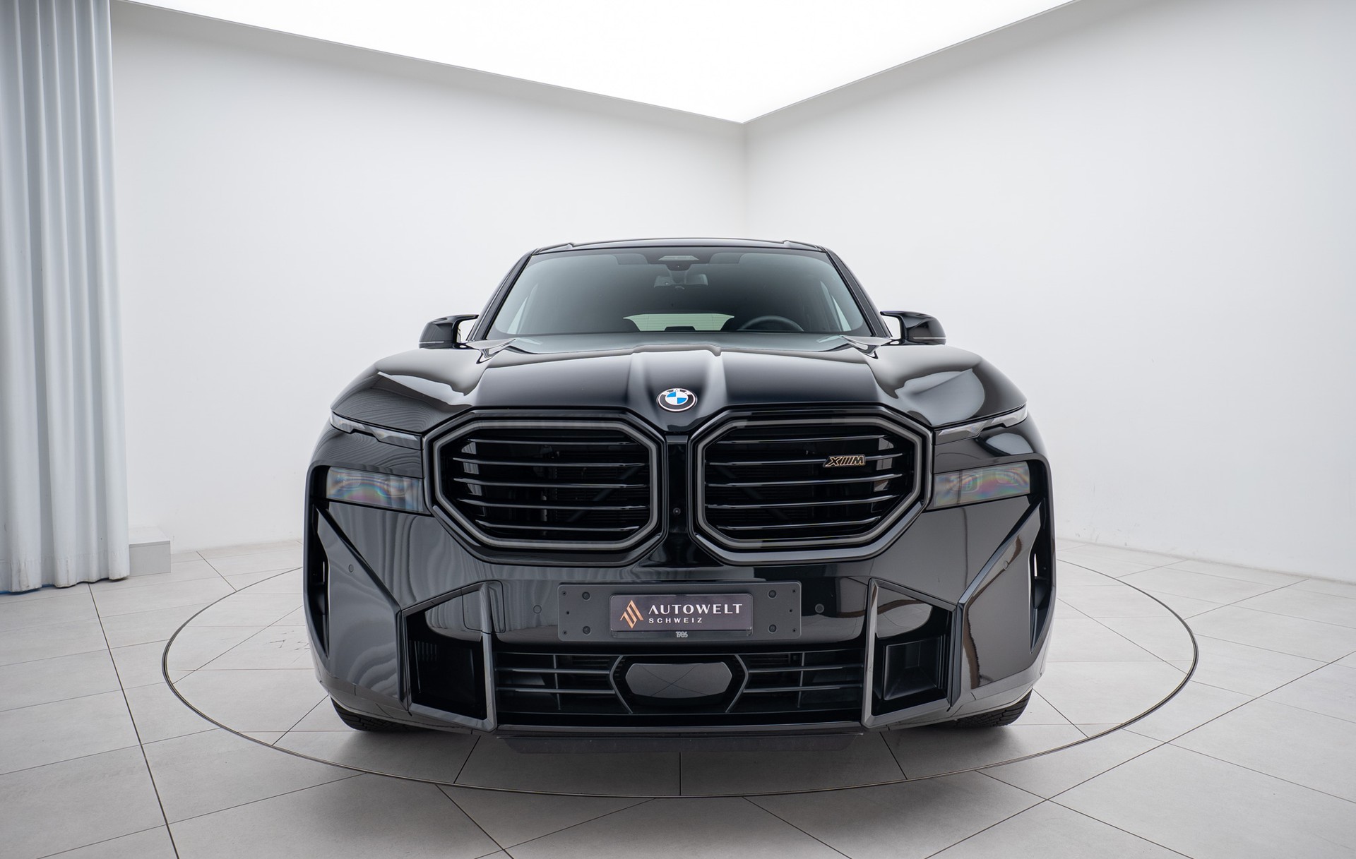 BMW XM xDrive PHEV Steptronic-image-4
