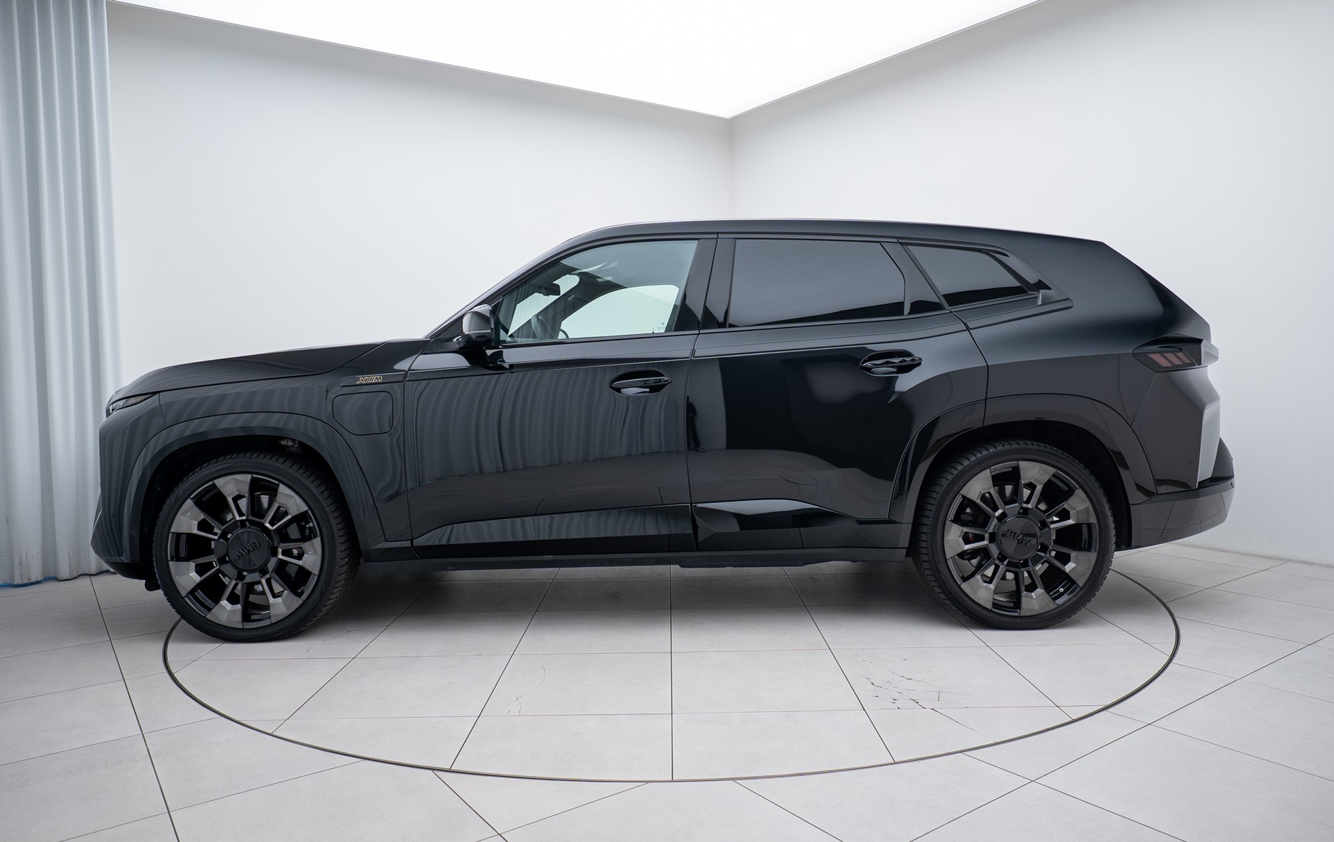 BMW XM xDrive PHEV Steptronic-image-1
