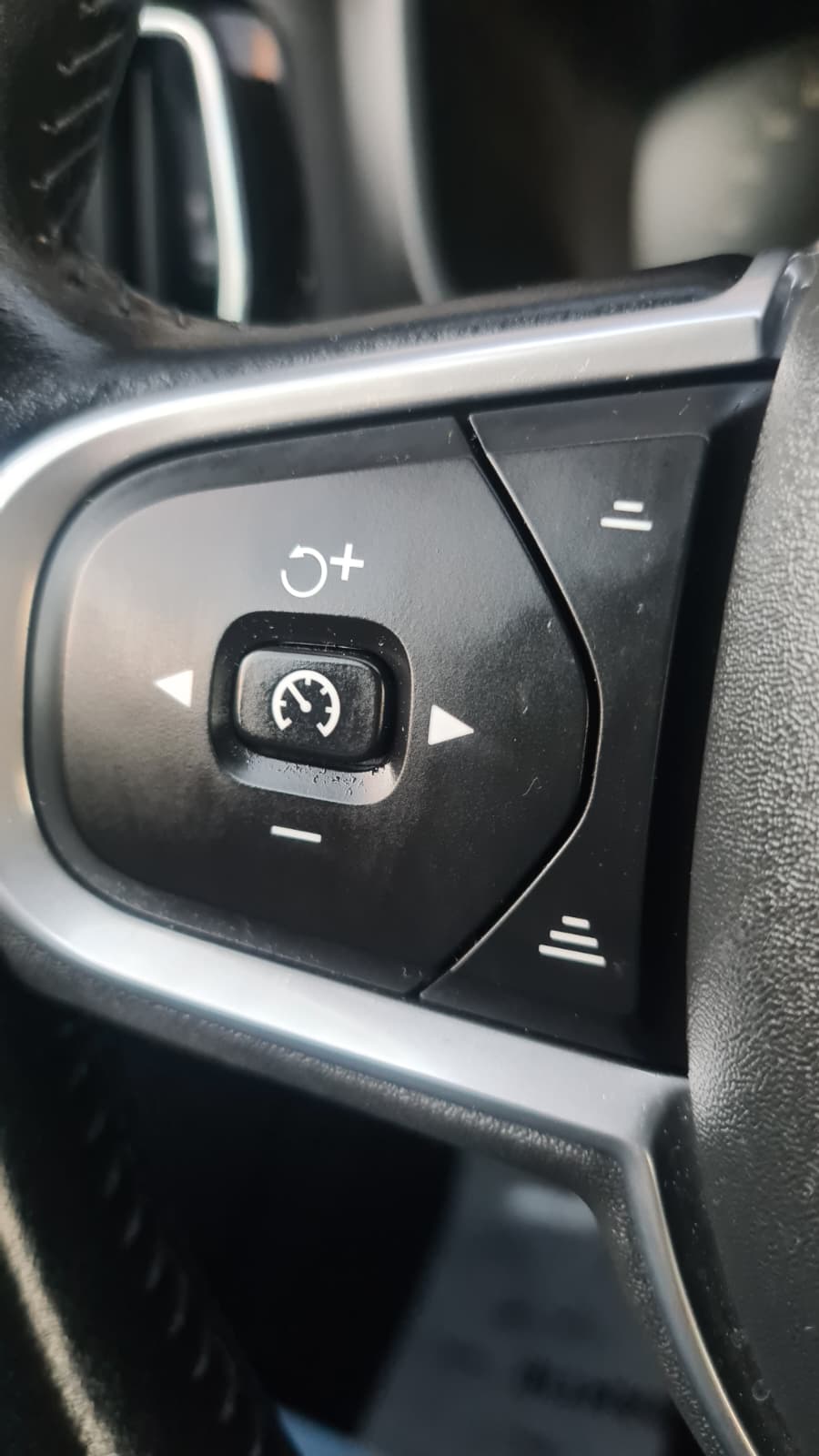 VOLVO V60 D4 Momentum Geartronic ** Teil-Leder ** Gr-Navi ** RF-Kamera ** Sitzheizung ** PDC V+H ** LTZ MFK 02.06.2025 **-image-12