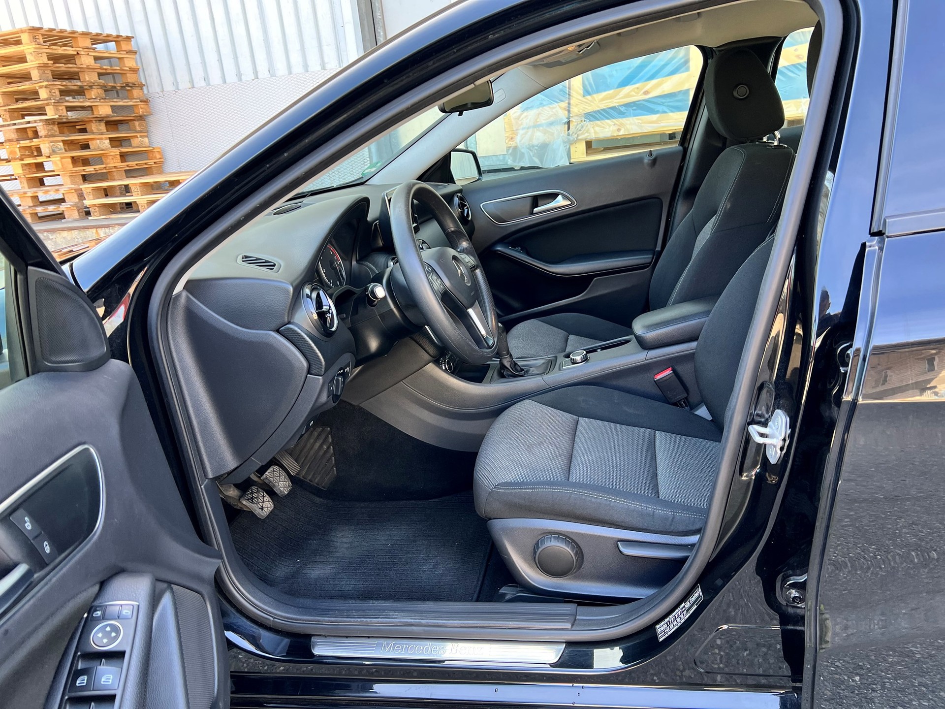 MERCEDES-BENZ A 180 CDI BlueEfficiency Edition-image-6
