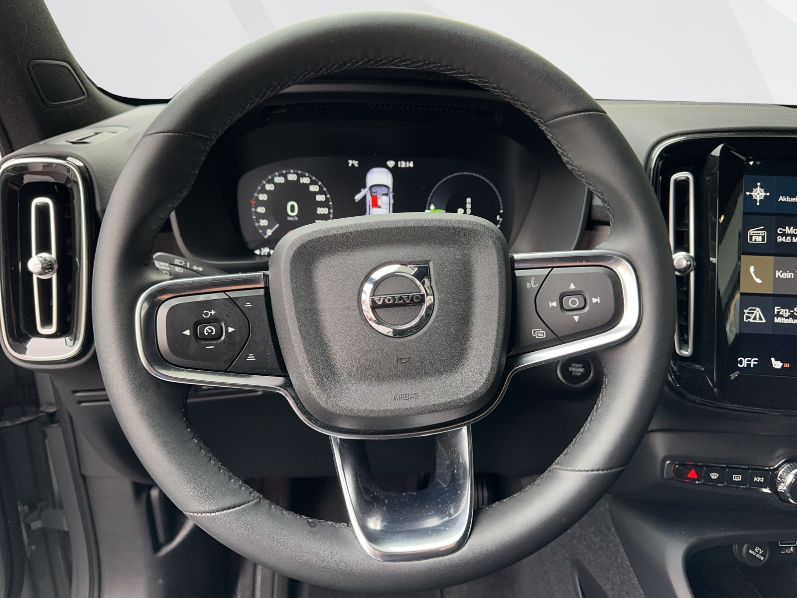 VOLVO XC40 1.5 T4 PiH Plus Dark-image-9