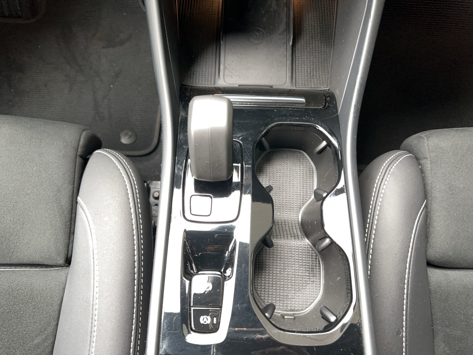 VOLVO XC40 1.5 T4 PiH Plus Dark-image-11
