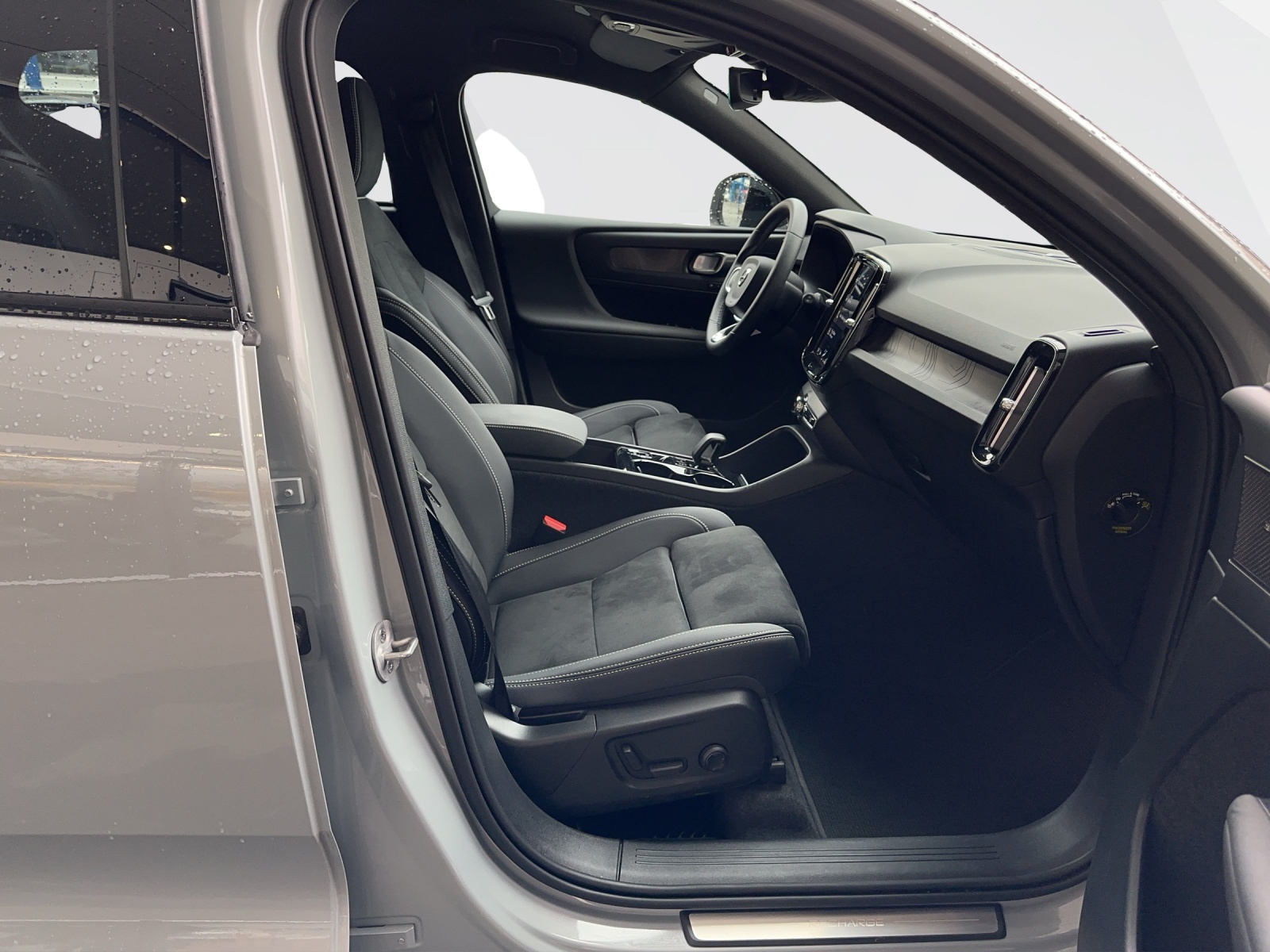 VOLVO XC40 1.5 T4 PiH Plus Dark-image-12