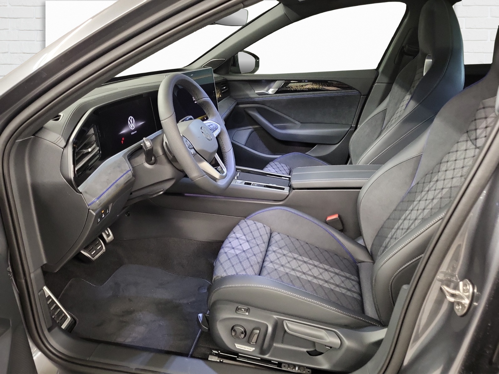 VW Passat Variant 2.0 TSI R-Line DSG 4moti-image-5