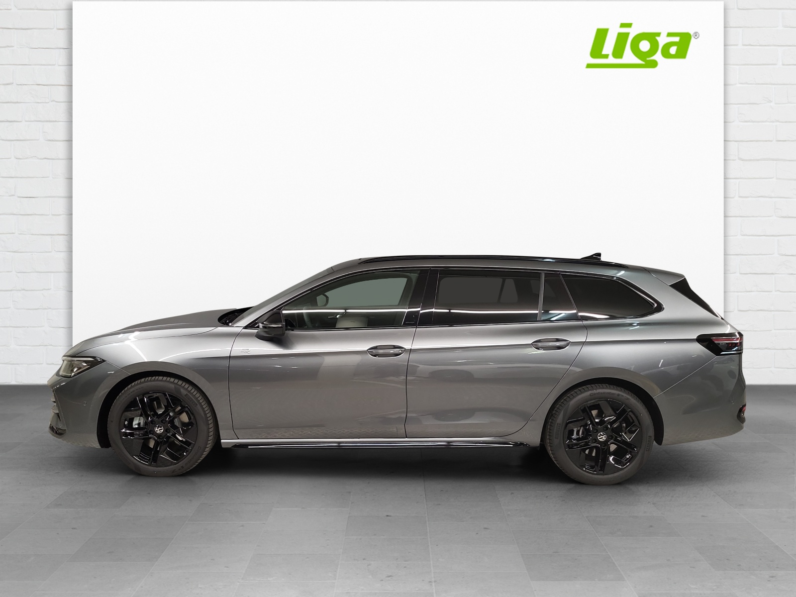 VW Passat Variant 2.0 TSI R-Line DSG 4moti-image-0