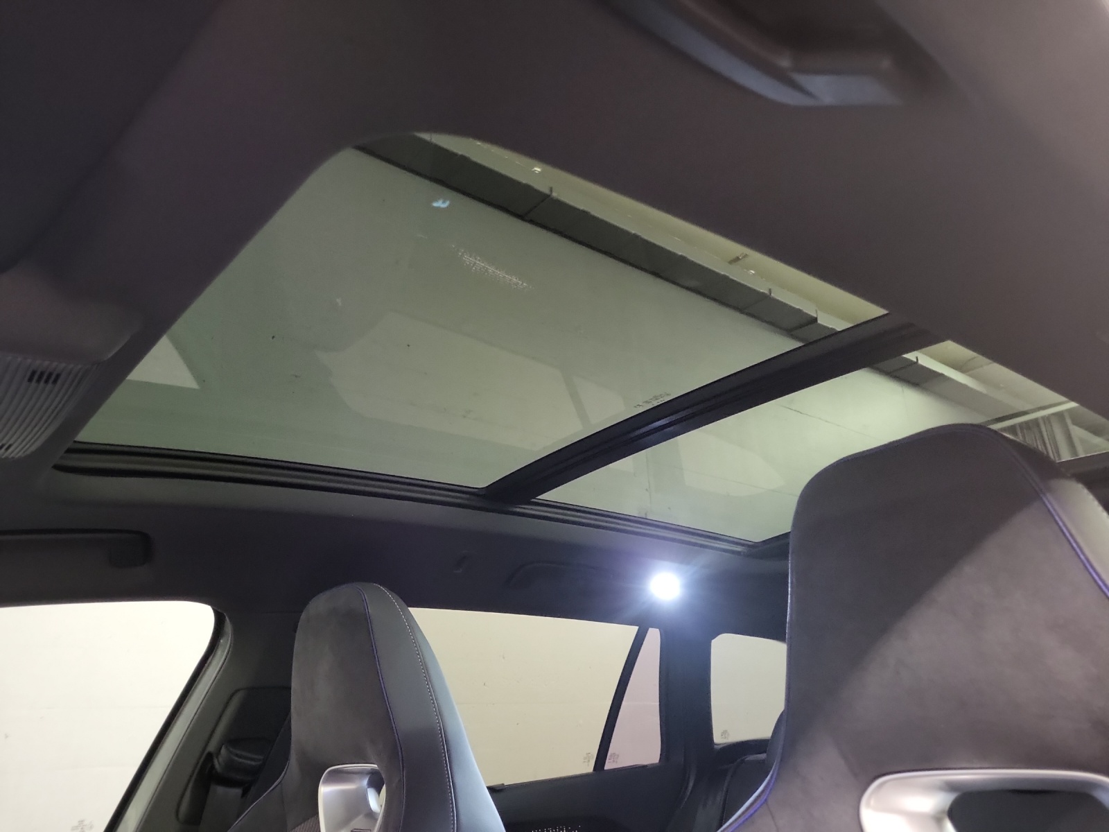 VW Passat Variant 2.0 TSI R-Line DSG 4moti-image-14