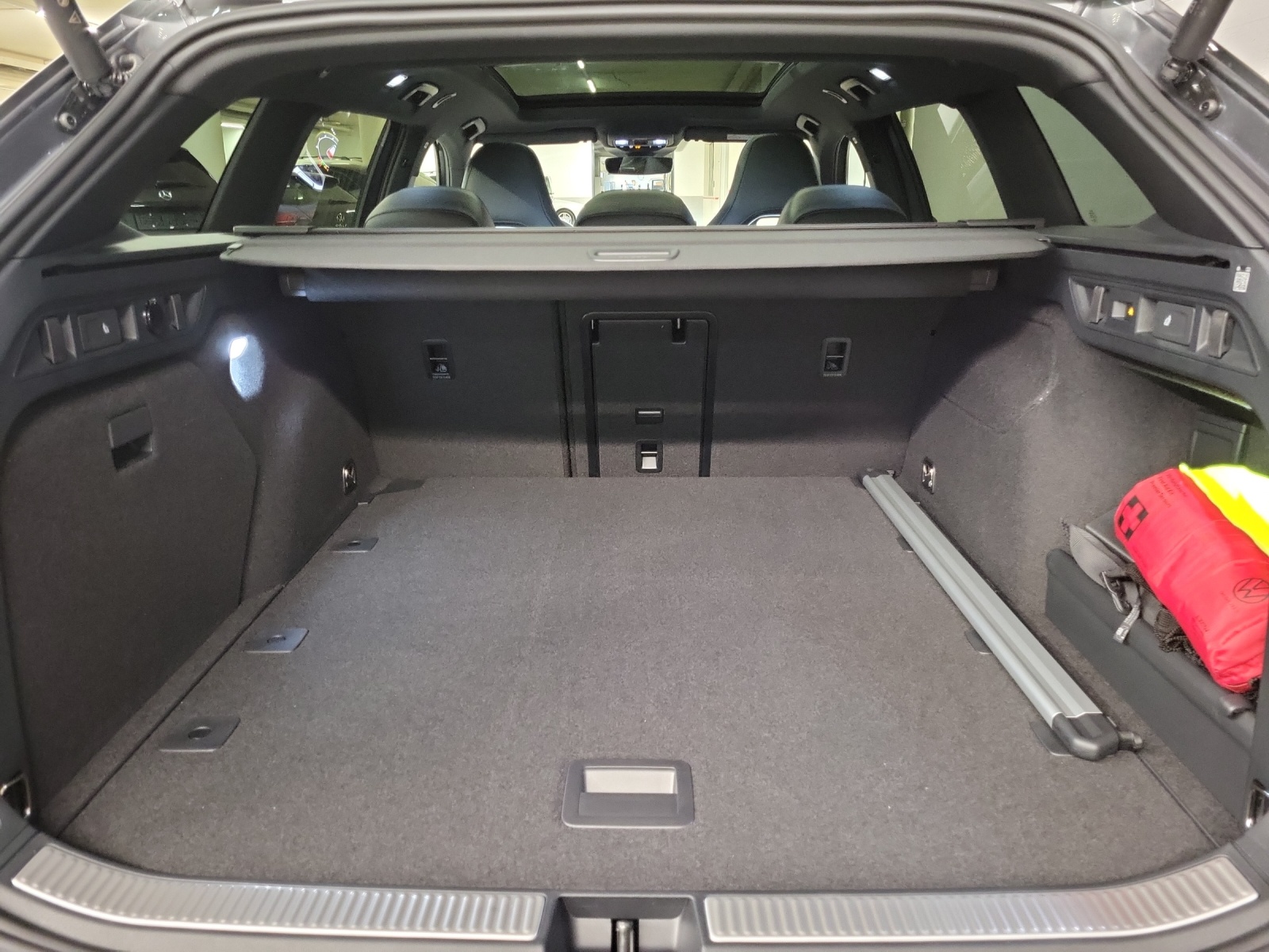 VW Passat Variant 2.0 TSI R-Line DSG 4moti-image-9