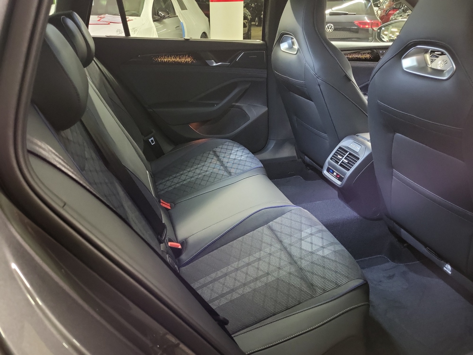 VW Passat Variant 2.0 TSI R-Line DSG 4moti-image-8