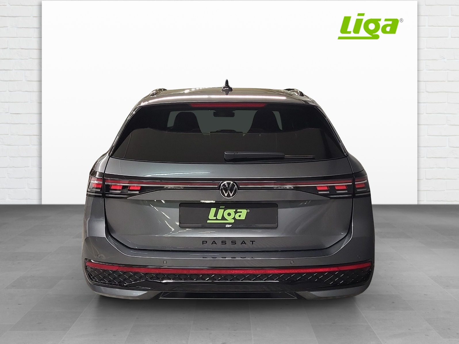 VW Passat Variant 2.0 TSI R-Line DSG 4moti-image-3