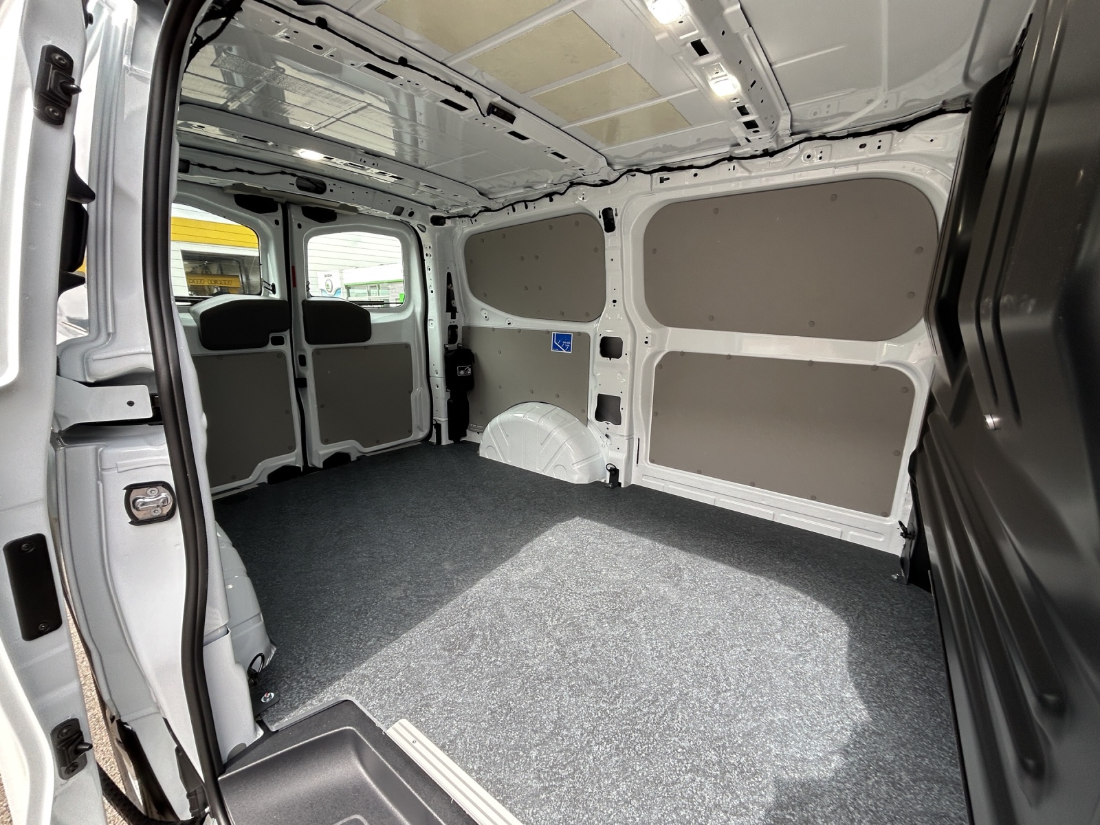 VW Transporter Kastenwagen-image-8
