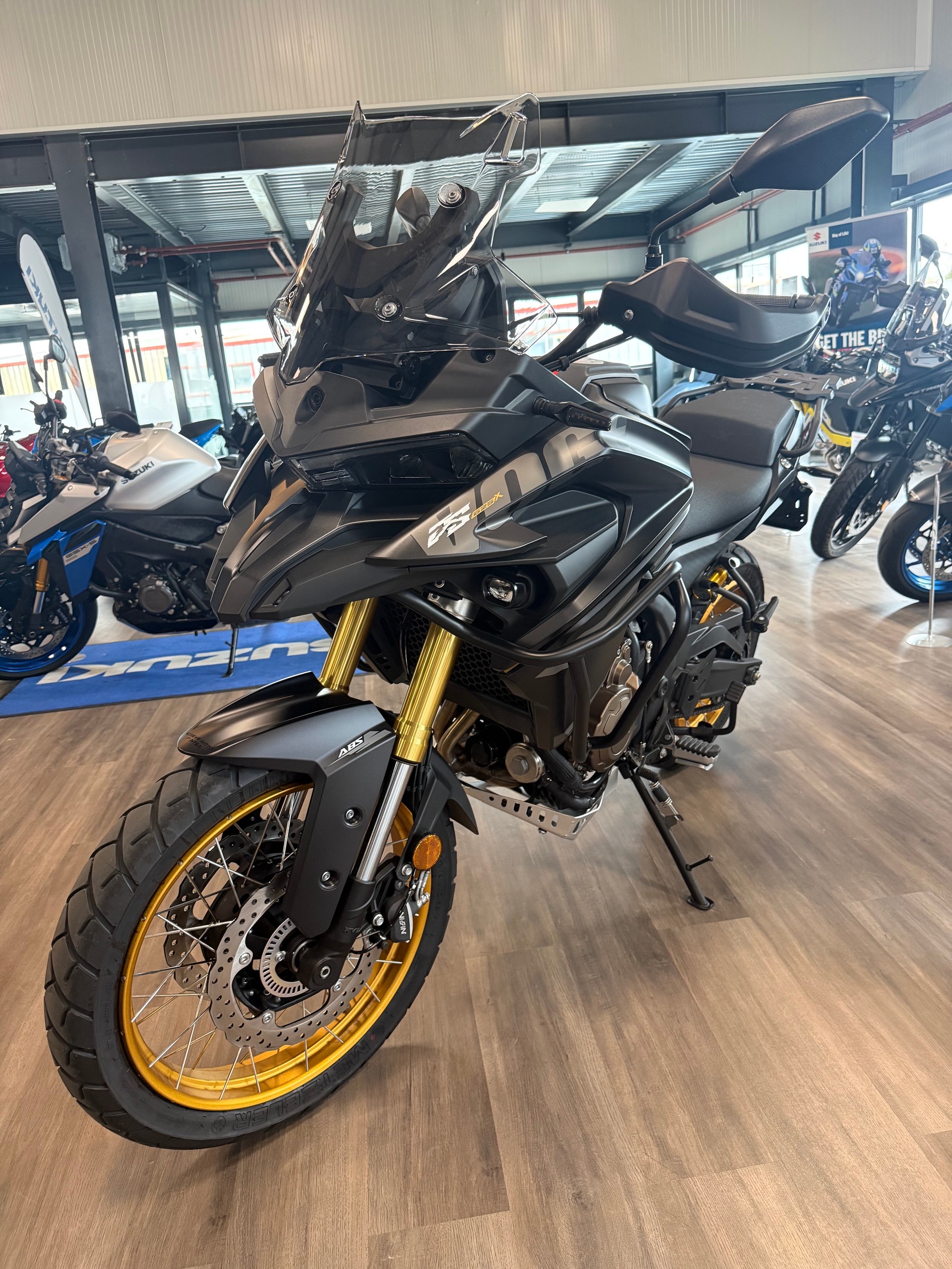 VOGE 625 DSX BLACK KNIGHT-showroom-element-2