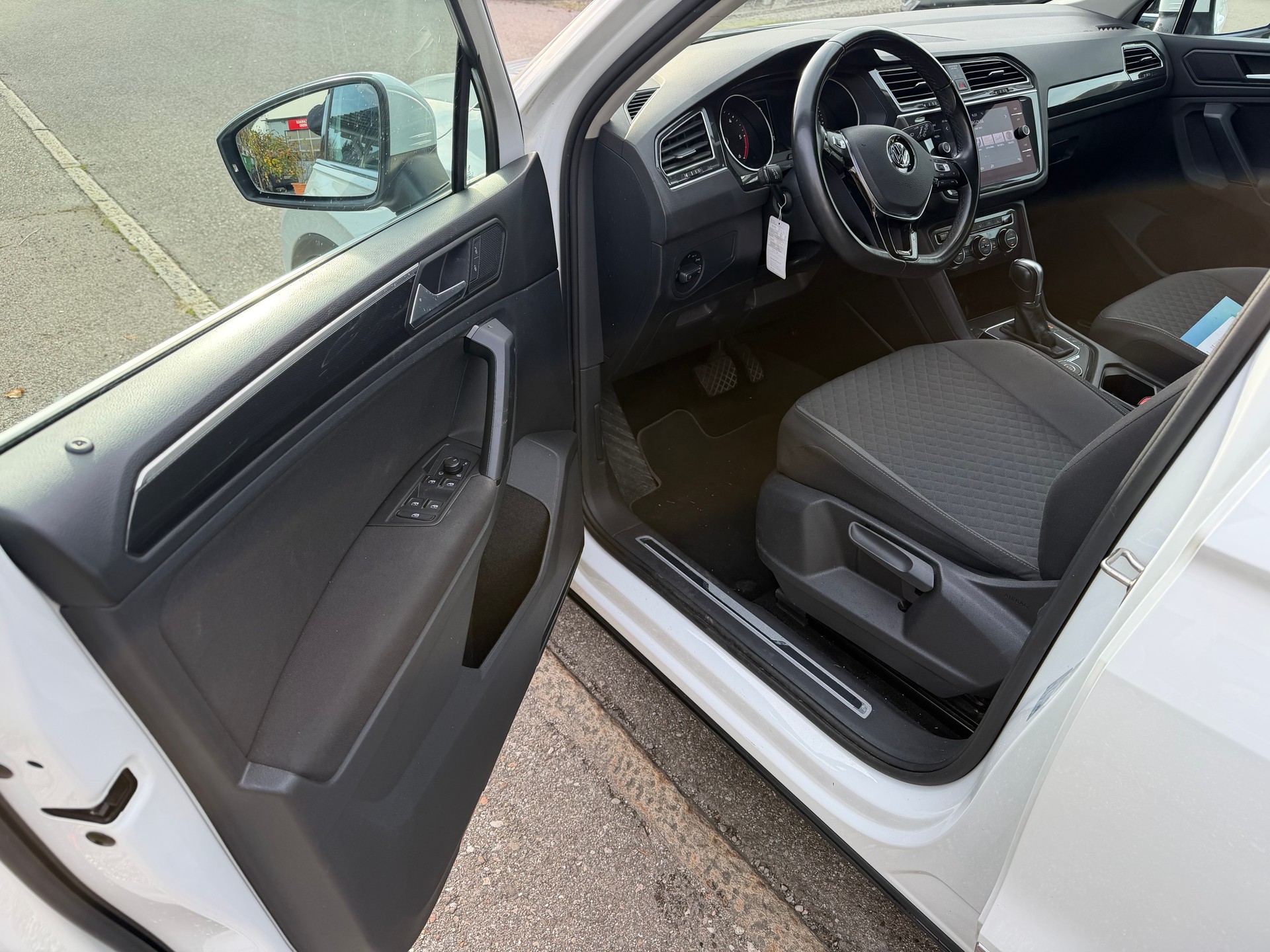 VW Tiguan 2.0 TDI SCR Comfortline 4Motion-image-8