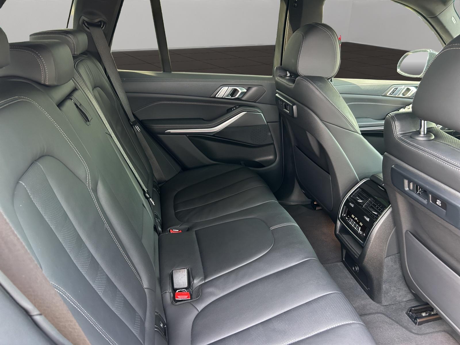 BMW X5 xDrive M50i-image-12