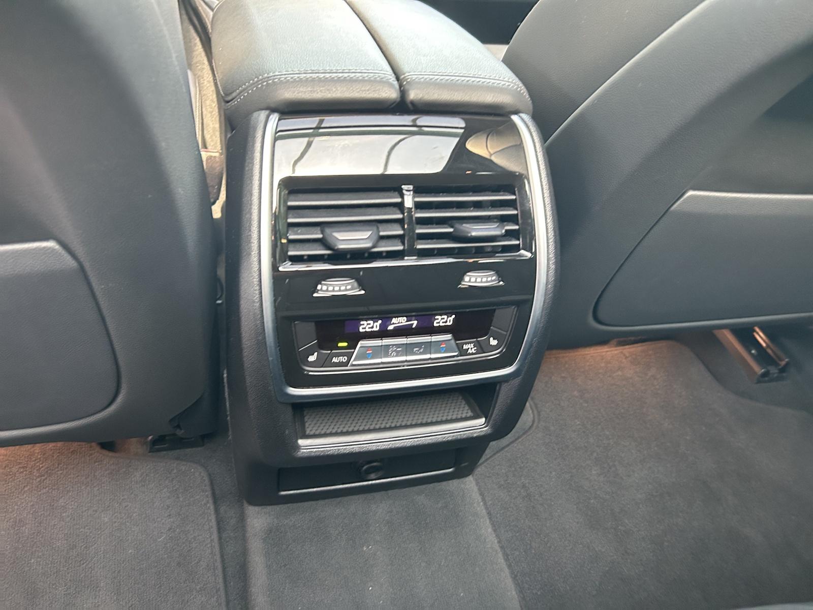 BMW X5 xDrive M50i-image-15