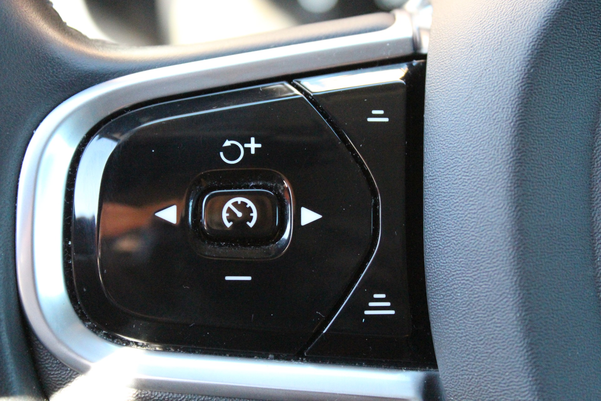 VOLVO V60 T6 eAWD Twin Engine Inscription Expression Geartronic - "Harman Kardon * Sièges Elec. Mém. * Head-Up Displ * Service Volvo"-image-9