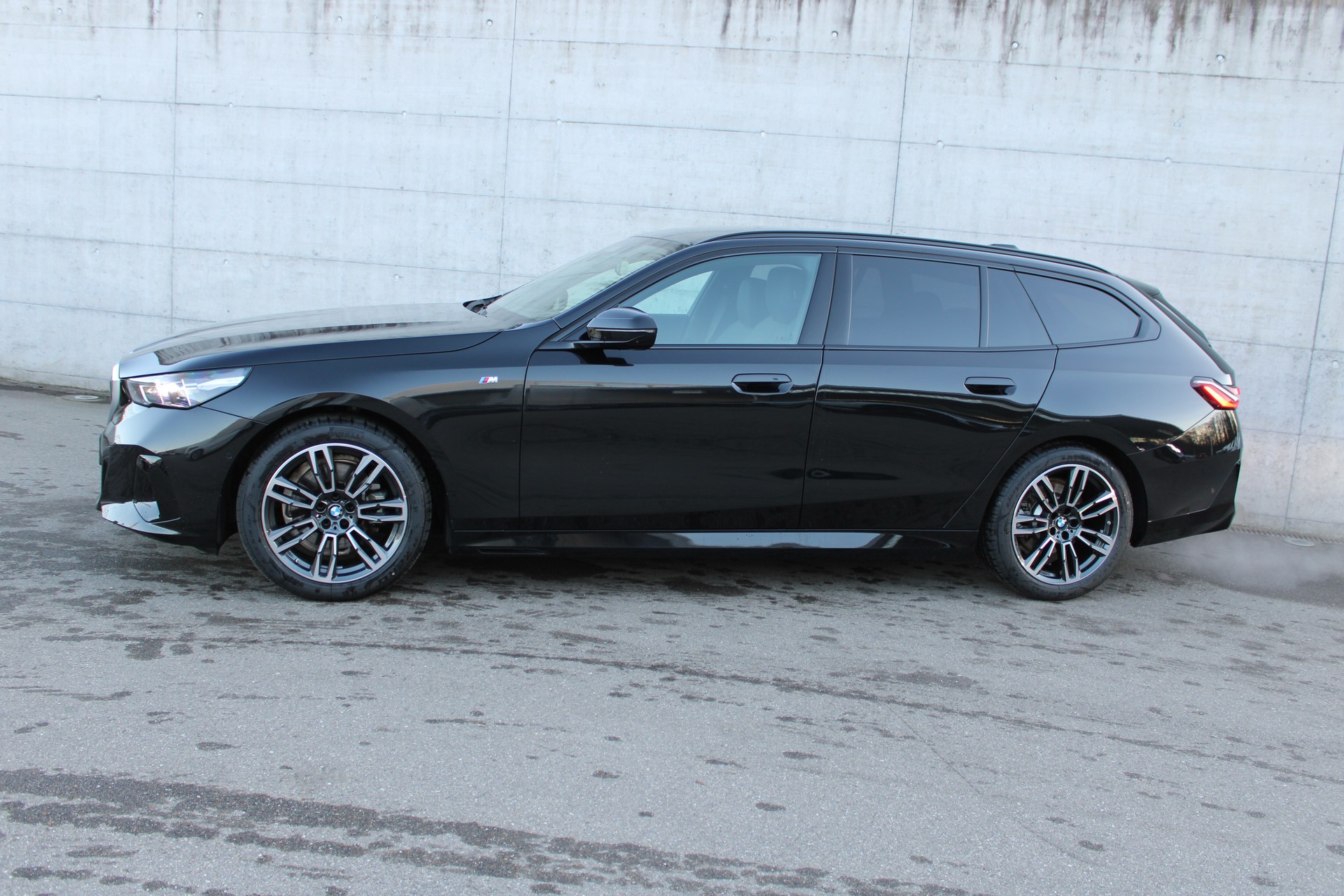BMW 520d xDrive Touring M Sport-showroom-element-2