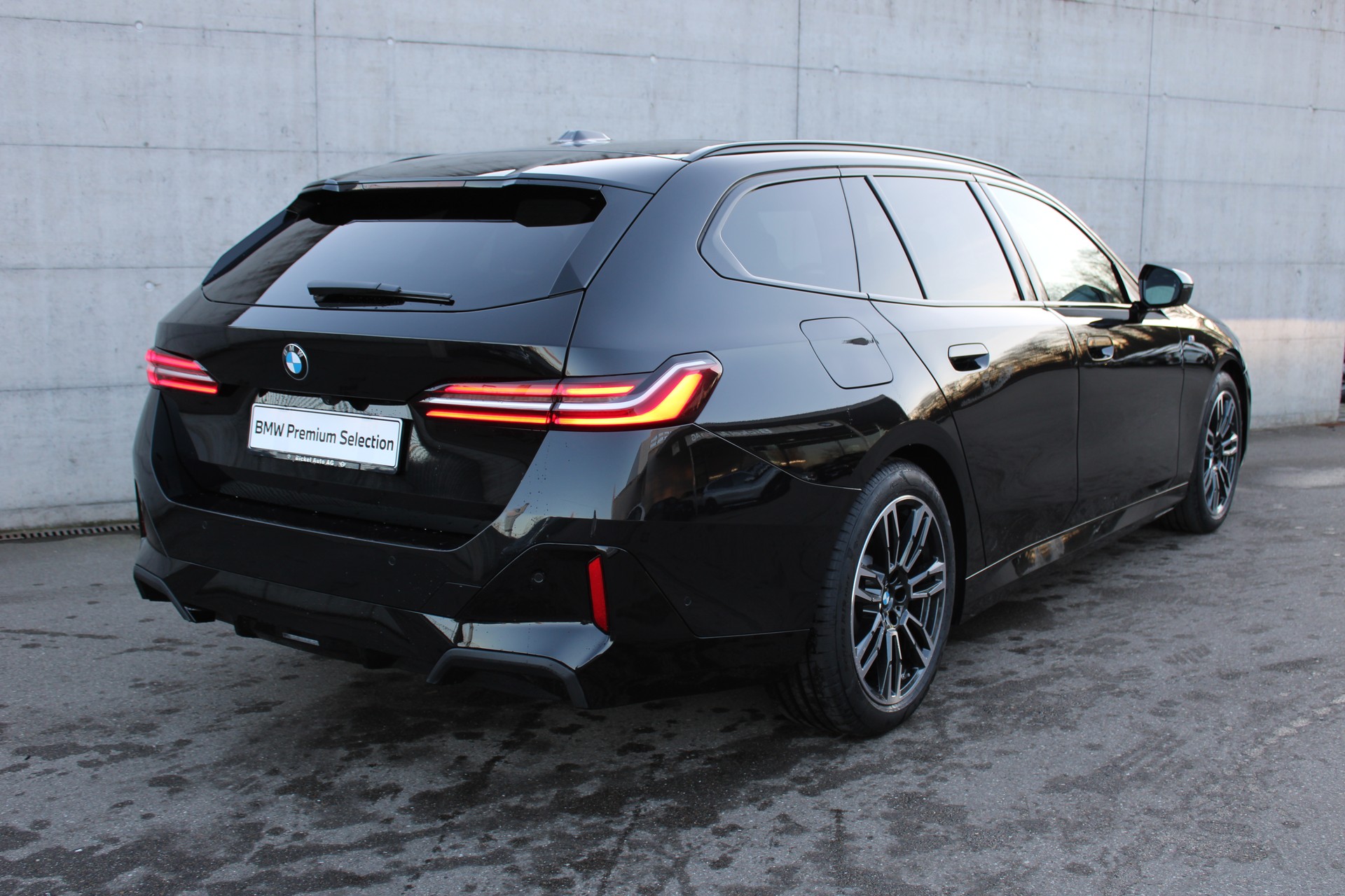BMW 520d xDrive Touring M Sport-showroom-element-3