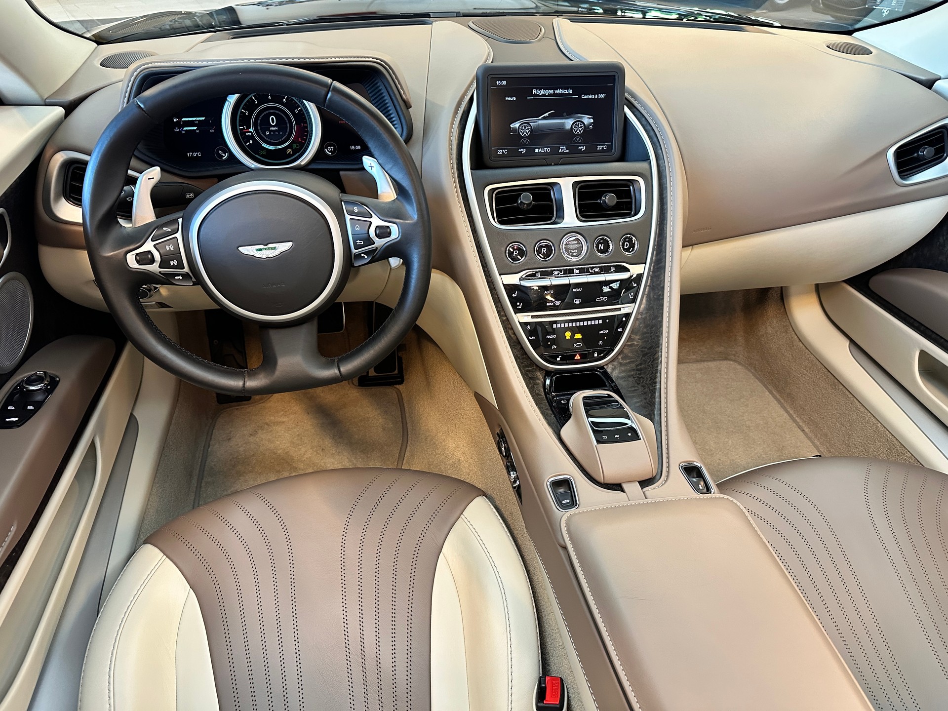 ASTON MARTIN Volante-image-8