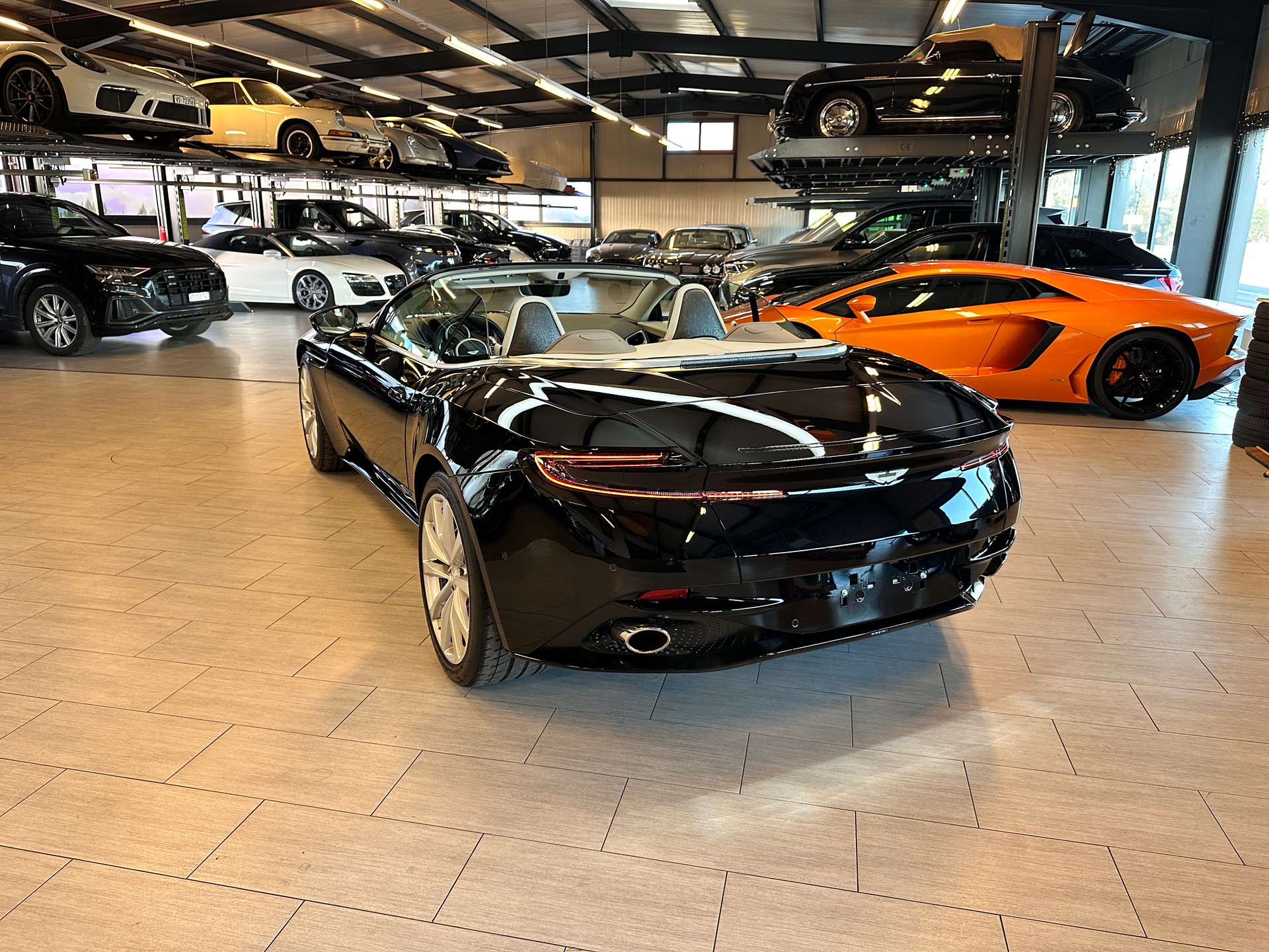 ASTON MARTIN Volante-image-5