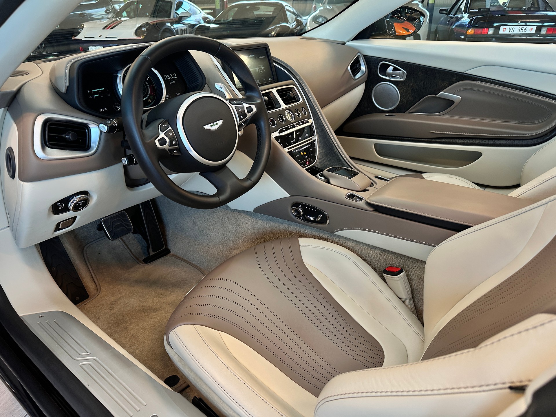 ASTON MARTIN Volante-image-6