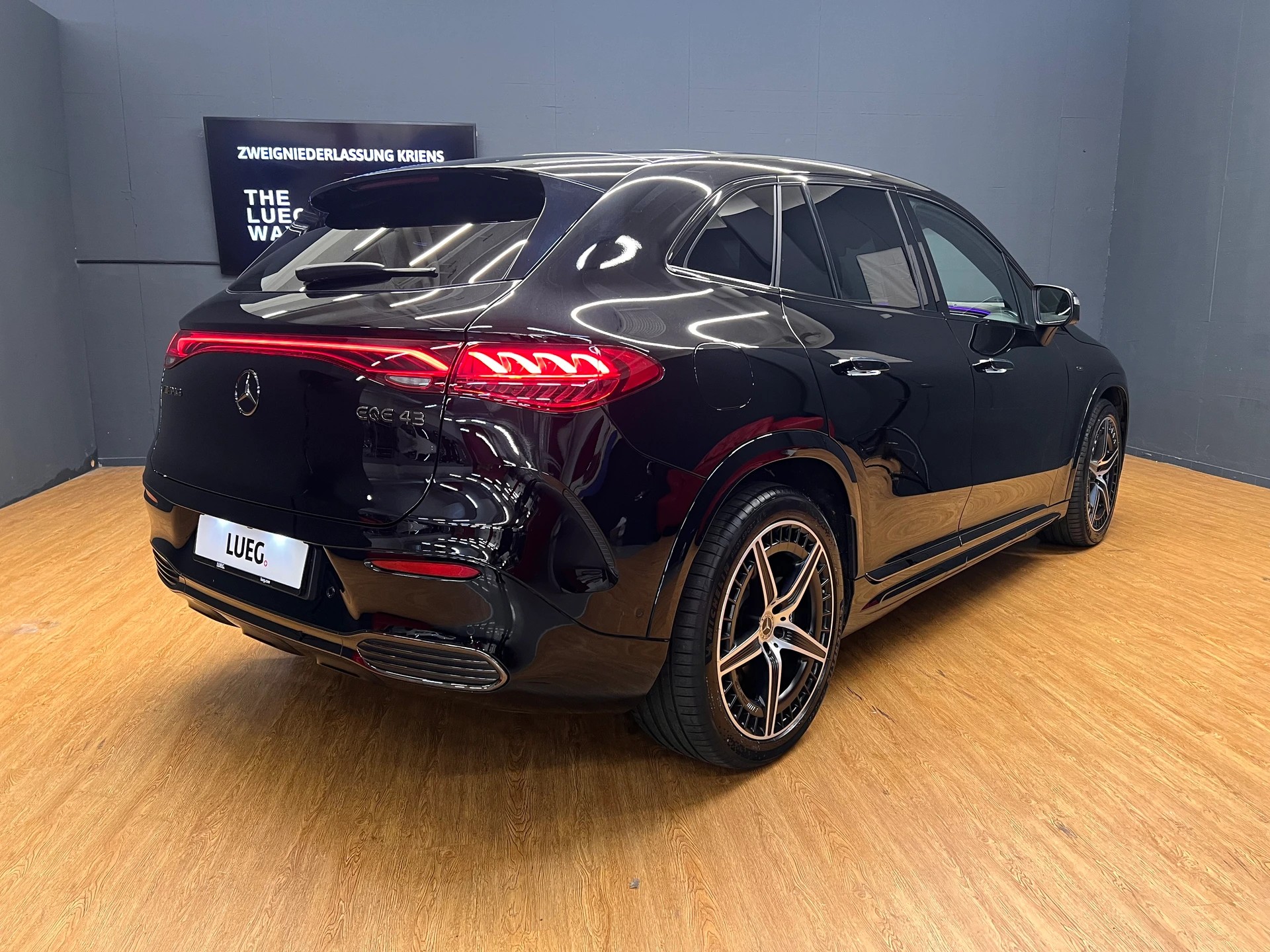 MERCEDES-BENZ EQE SUV AMG 43 4M - AMG / DISTRONIC / 360 Grad Kamera / Head-Up Display-image-3